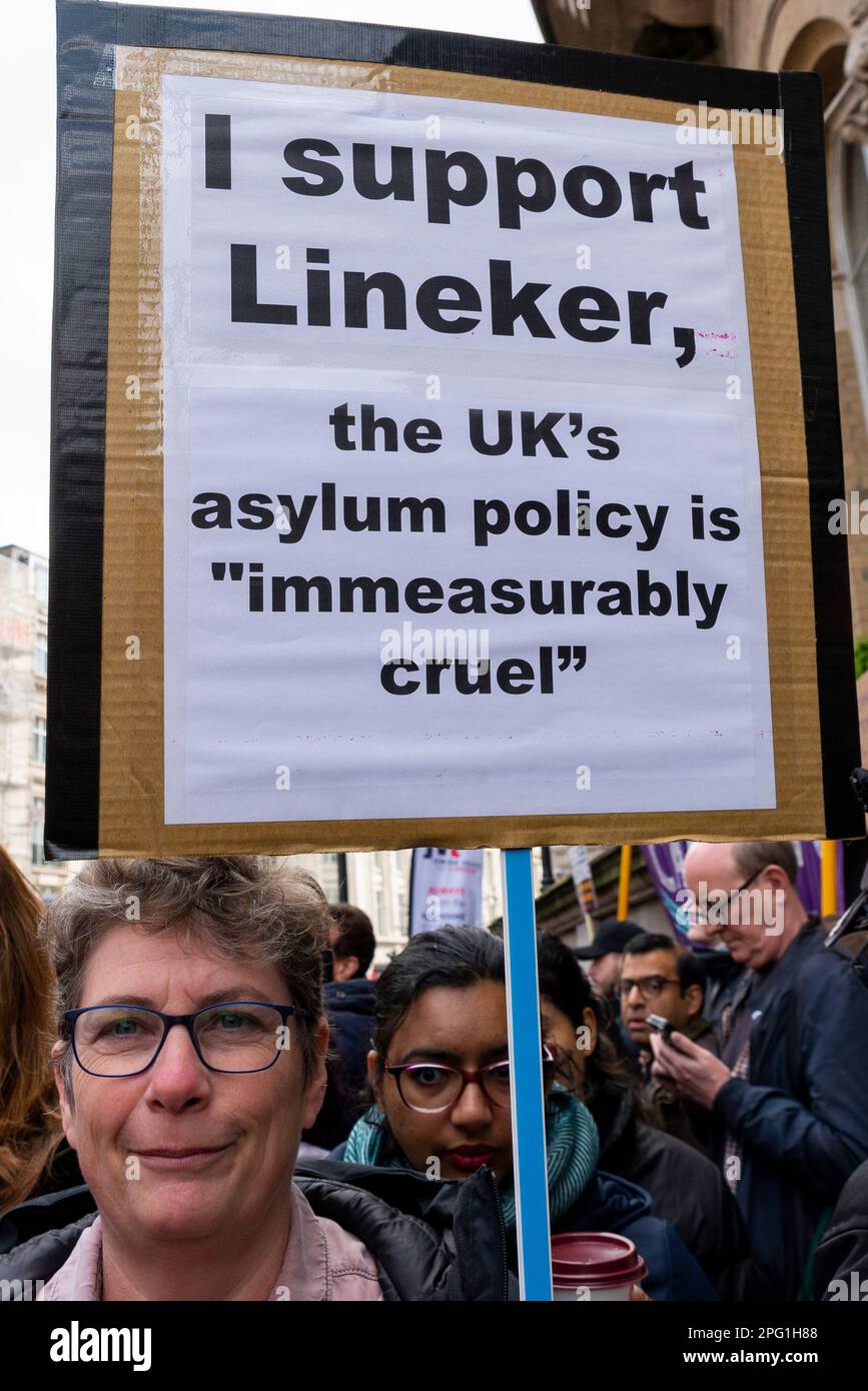 Protest findet am UN-Tag gegen Rassismus in London statt. Stell dich dem Rassismus. Plakat zur Unterstützung von Gary Lineker, zitiert unermesslich grausame Politik Stockfoto