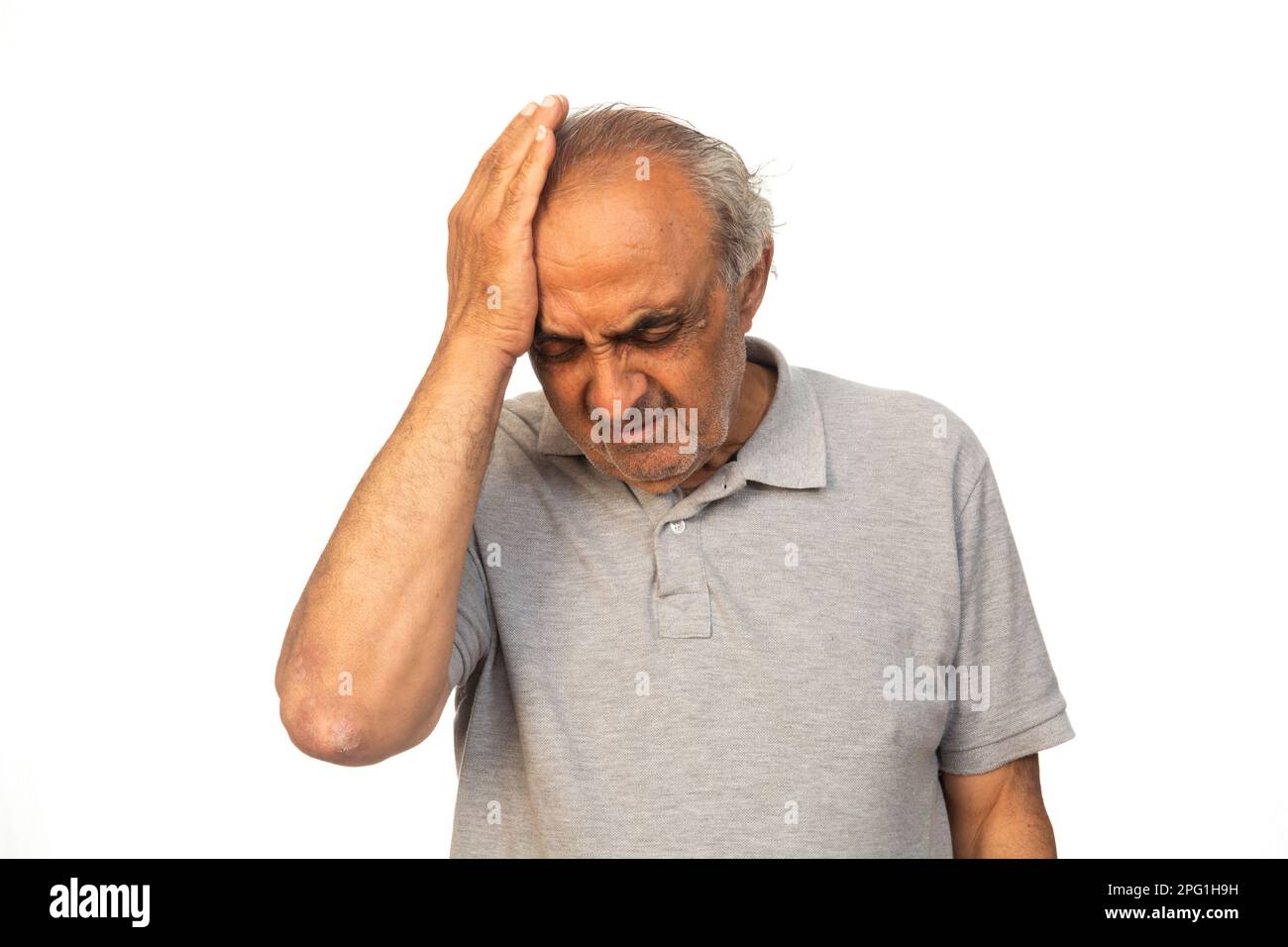Alter Mann mit Kopfschmerzen Stockfoto