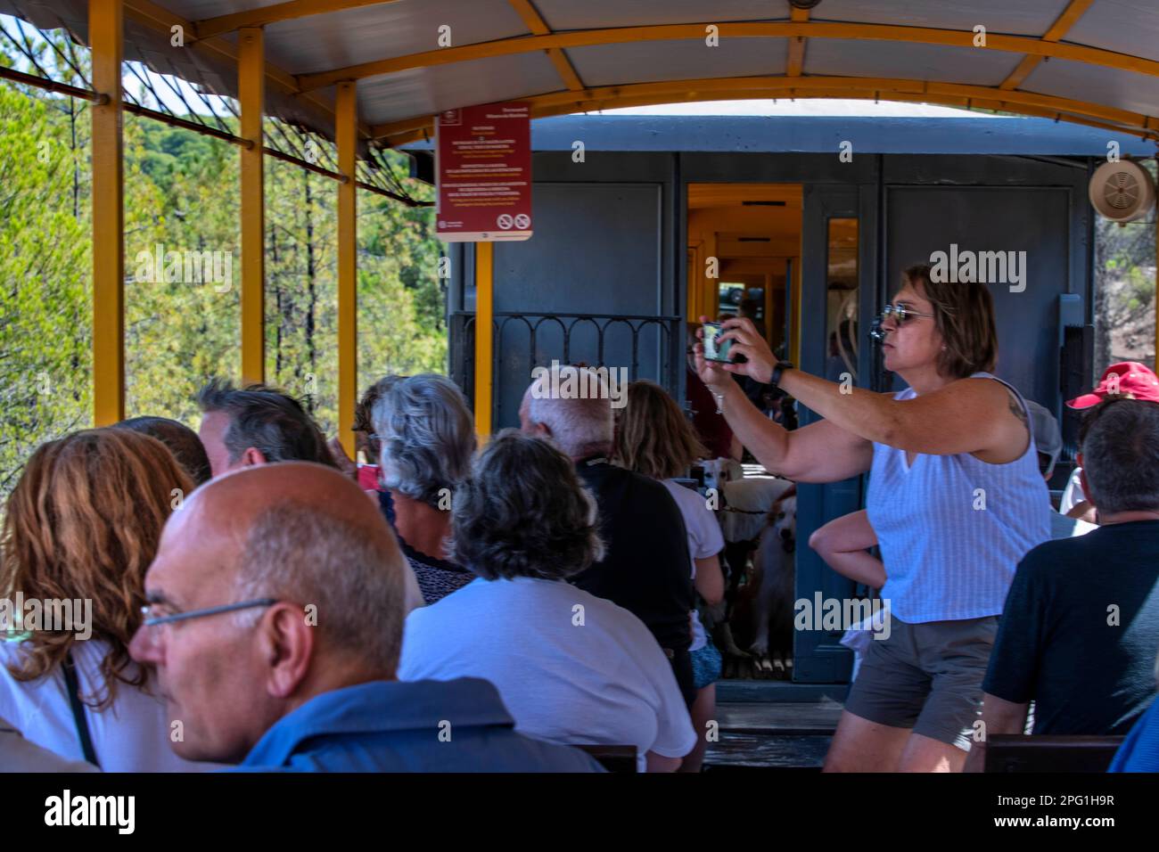 Personen im Touristenzug, der für eine Touristenreise durch das Bergbaugebiet RioTinto, Provinz Huelva, Spanien, verwendet wird. Die Rio-Tinto-Bahn wurde gebaut Stockfoto