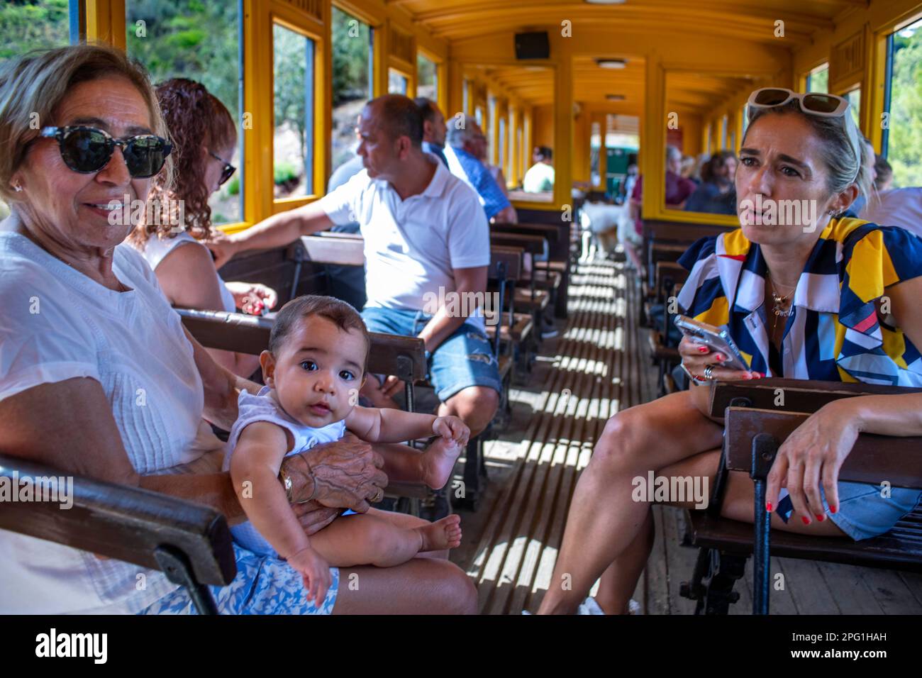 Personen im Touristenzug, der für eine Touristenreise durch das Bergbaugebiet RioTinto, Provinz Huelva, Spanien, verwendet wird. Die Rio-Tinto-Bahn wurde gebaut Stockfoto