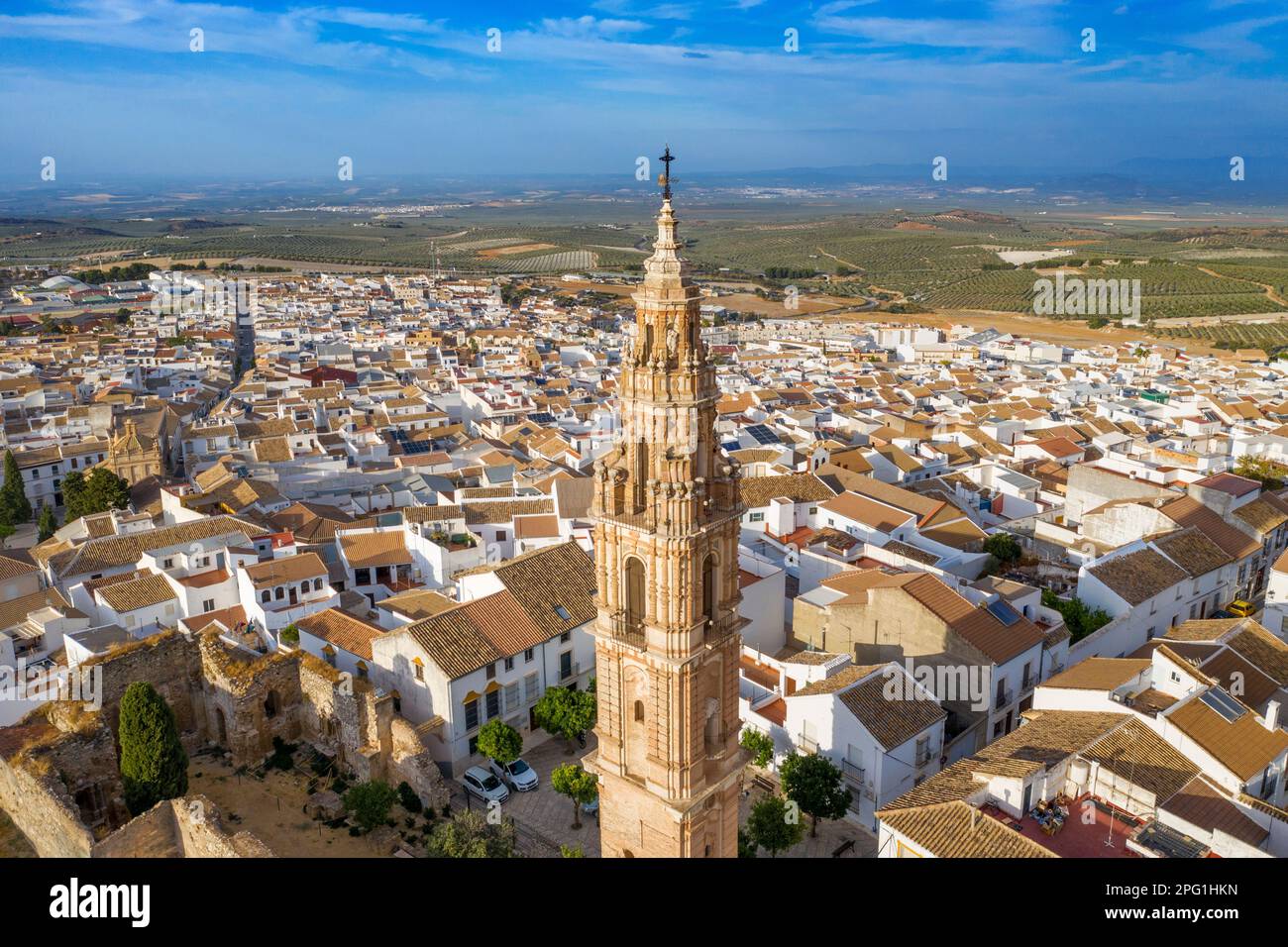 Die Altstadt von Estepa in der Provinz Sevilla, Andalusien, Südspanien, aus der Vogelperspektive. Blick über die Stadt mit dem Torre de la Victoria. Diese große 40-Meter-Hi Stockfoto