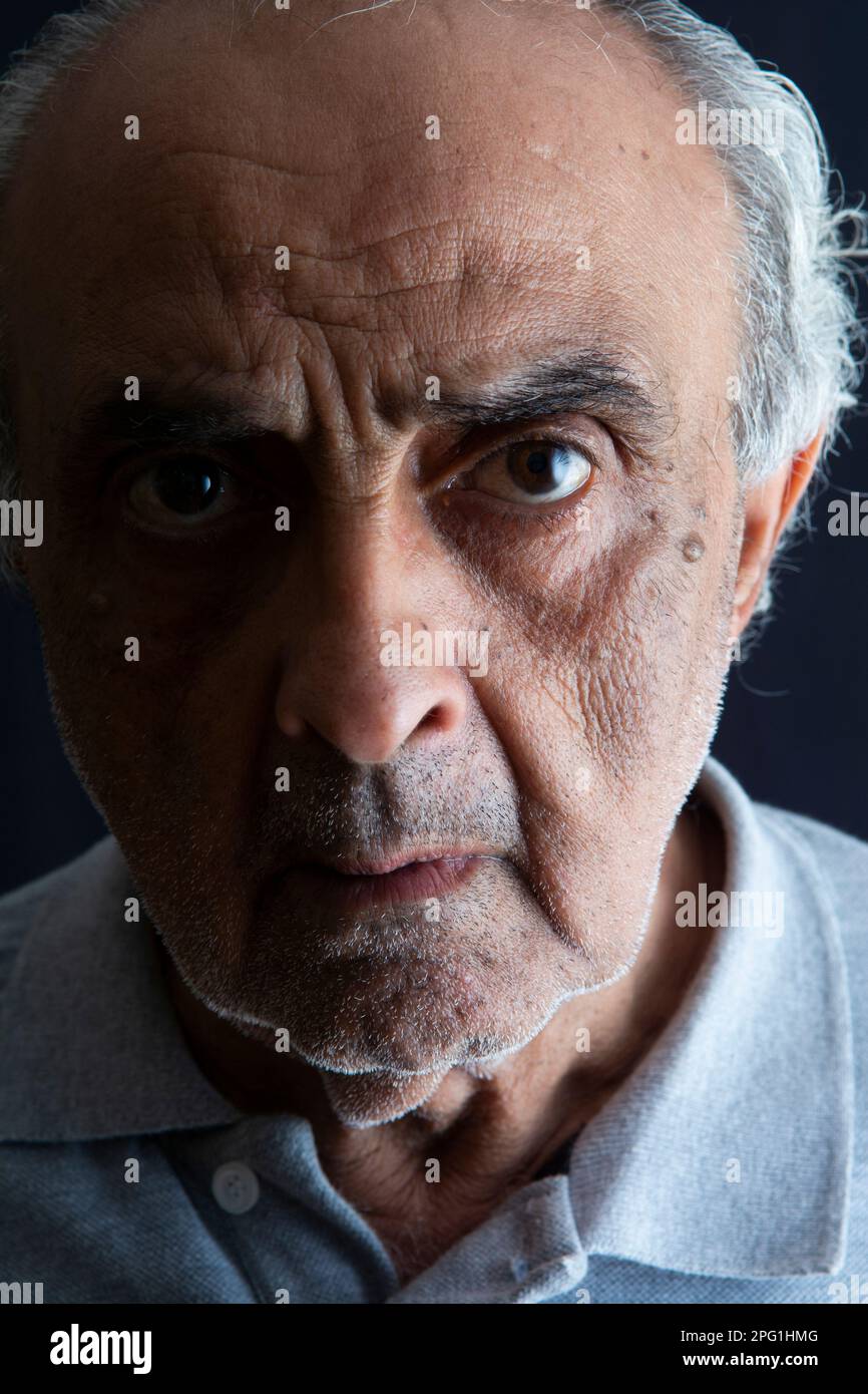 Wütender alter Mann, der starrt Stockfoto