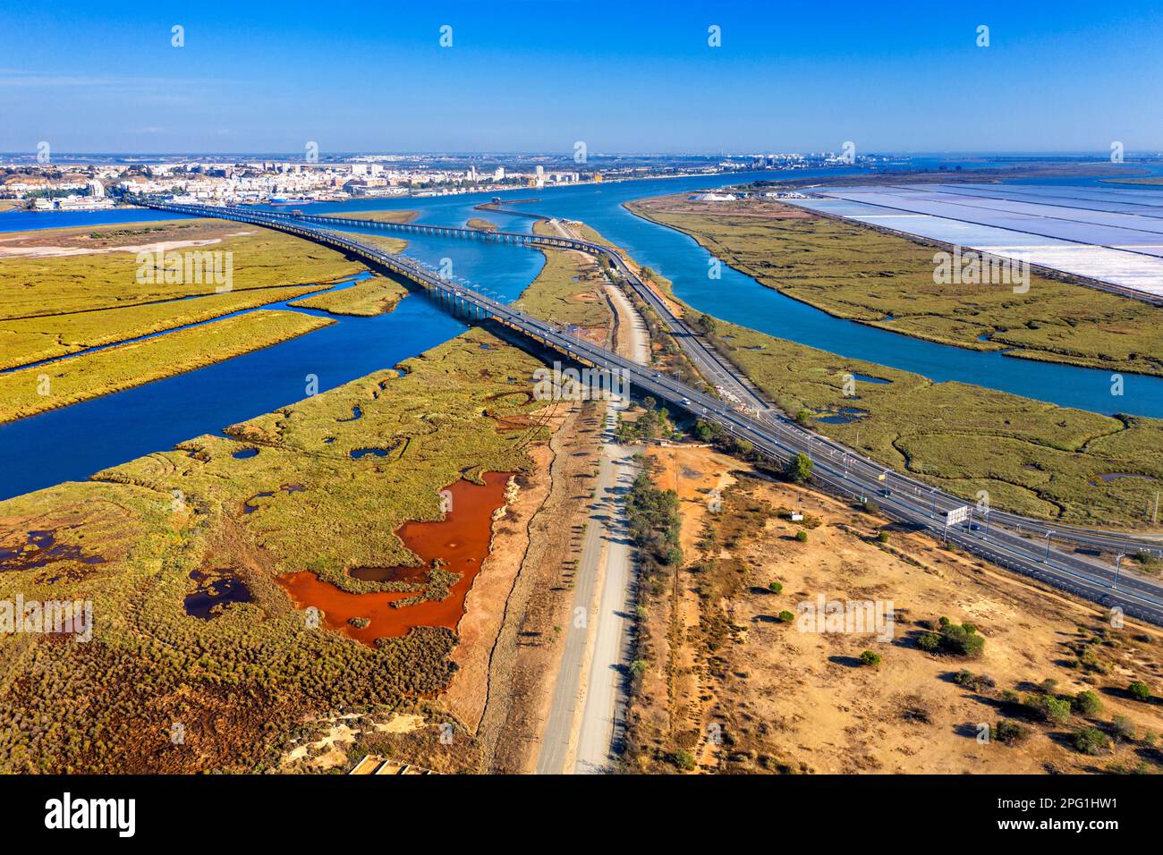 Luftaufnahme auf Marschland, Naturpark Marismas del Odiel Bahia de Cadiz. Costa de la Luz, Provinz Cadiz, Andalusien, Spanien. Die Odiel-Sümpfe sind A Stockfoto