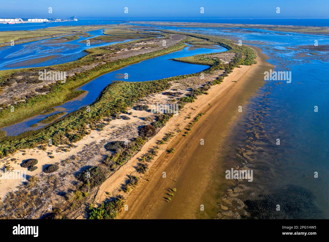 Blick aus der Vogelperspektive auf Playa del Espigon Juan Carlos I Strand, Marshlands, Marismas del Odiel Bahia de Cadiz Naturpark. Costa de la Luz, Provinz Cadiz und Stockfoto