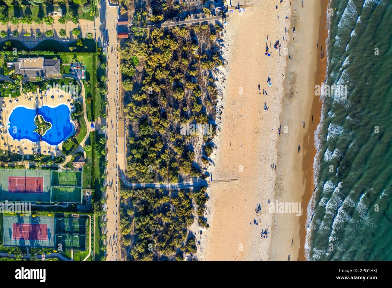 Blick aus der Vogelperspektive auf Playa de la Antilla Beach Hotels Lepe Huelva Province, Andalusien, Südspanien. La Islantilla Beach liegt zwischen der Gemeinde Stockfoto