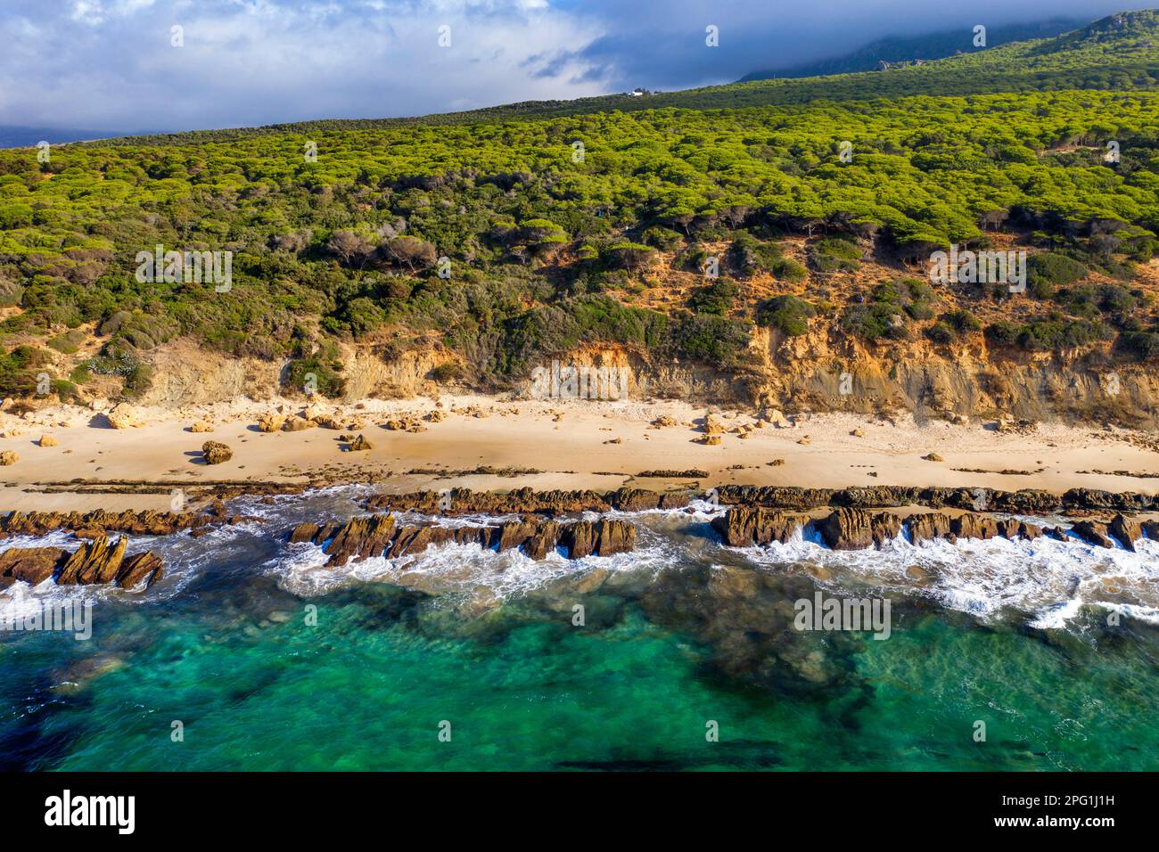 Luftaufnahme der natürlichen Pools von piscinas naturales de Bolonia, Bolonia, Costa de la Luz, Provinz Cadiz, Andalusien, Südspanien. Bolonia Strand. Playa Stockfoto