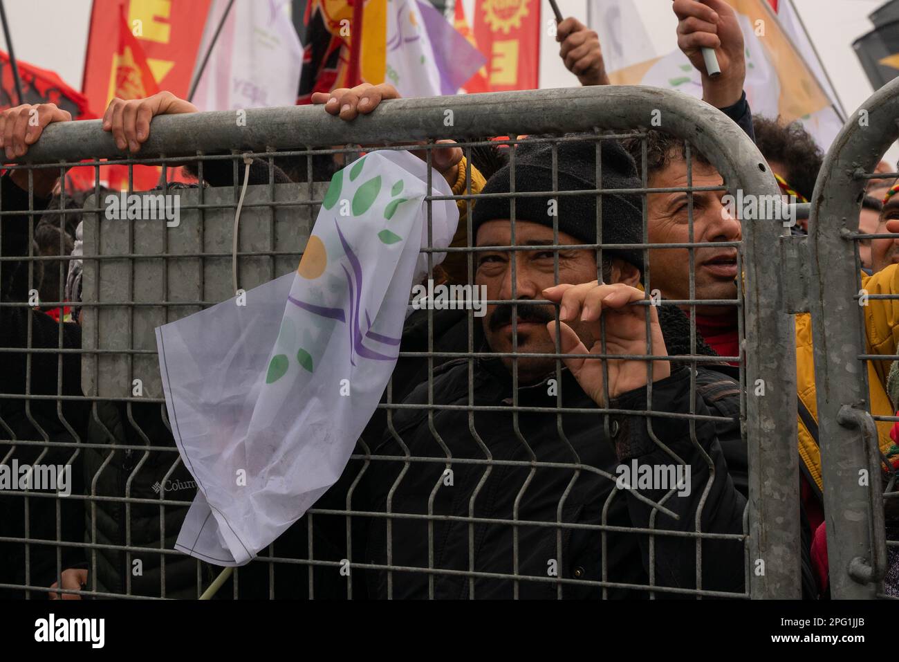Istanbul, Türkei. 19. Januar 2022 Ein Mann bei einer von der pro-kurdischen politischen Partei der Volkspartei (HDP) organisierten Kundgebung für Nowruz (Newroz), das kurdische und persische Neujahr, hält eine Flagge der Grünen Linken-Partei Yeşil Sol Parti. Kredit: Ingrid Woudwijk/Alamy Live News Stockfoto