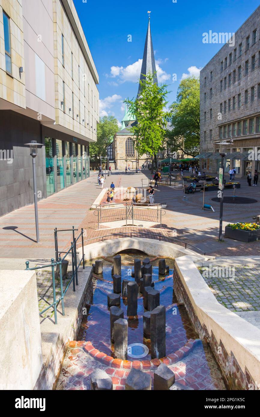 Kaskade und Brücke an einem kleinen Platz in Essen Stockfoto