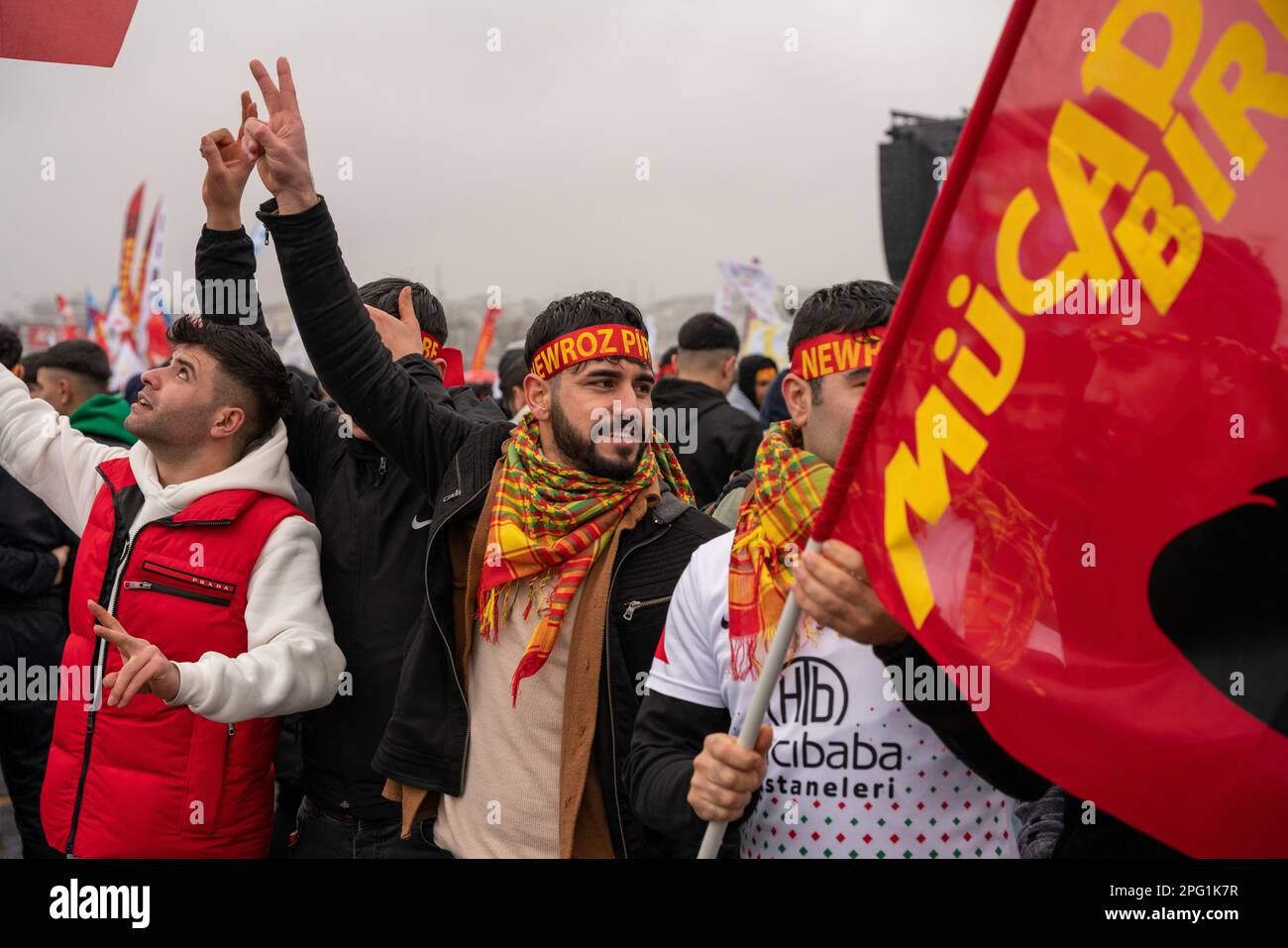 Istanbul, Türkei. 19. Januar 2022 Ein Mann bei einer von der pro-kurdischen politischen Partei der Volkspartei (HDP) organisierten Kundgebung für Nowruz (Newroz), das kurdische und persische Neujahr, hält eine Flagge der Grünen Linken-Partei Yeşil Sol Parti. Kredit: Ingrid Woudwijk/Alamy Live News Stockfoto