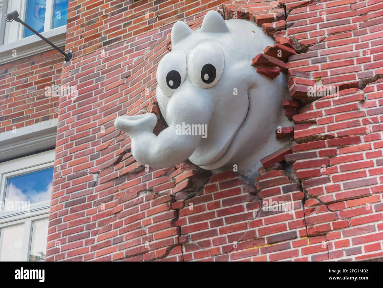 Comic-Elefant bricht durch die Wand des historischen Otto-Hauses in Emden, Deutschland Stockfoto