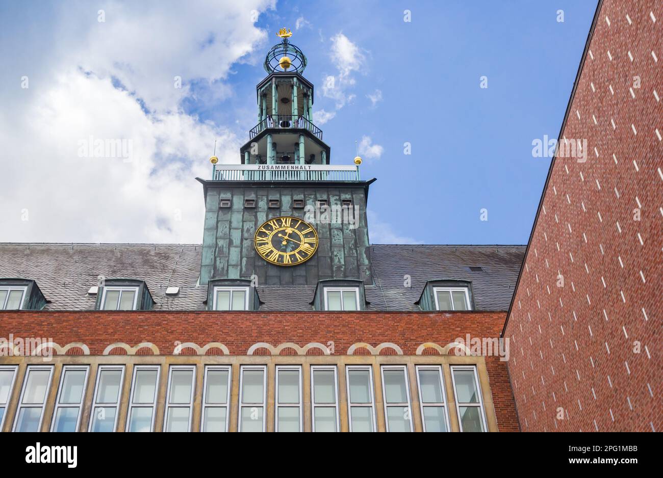 Uhrenturm des historischen Rathauses in Emden Stockfoto