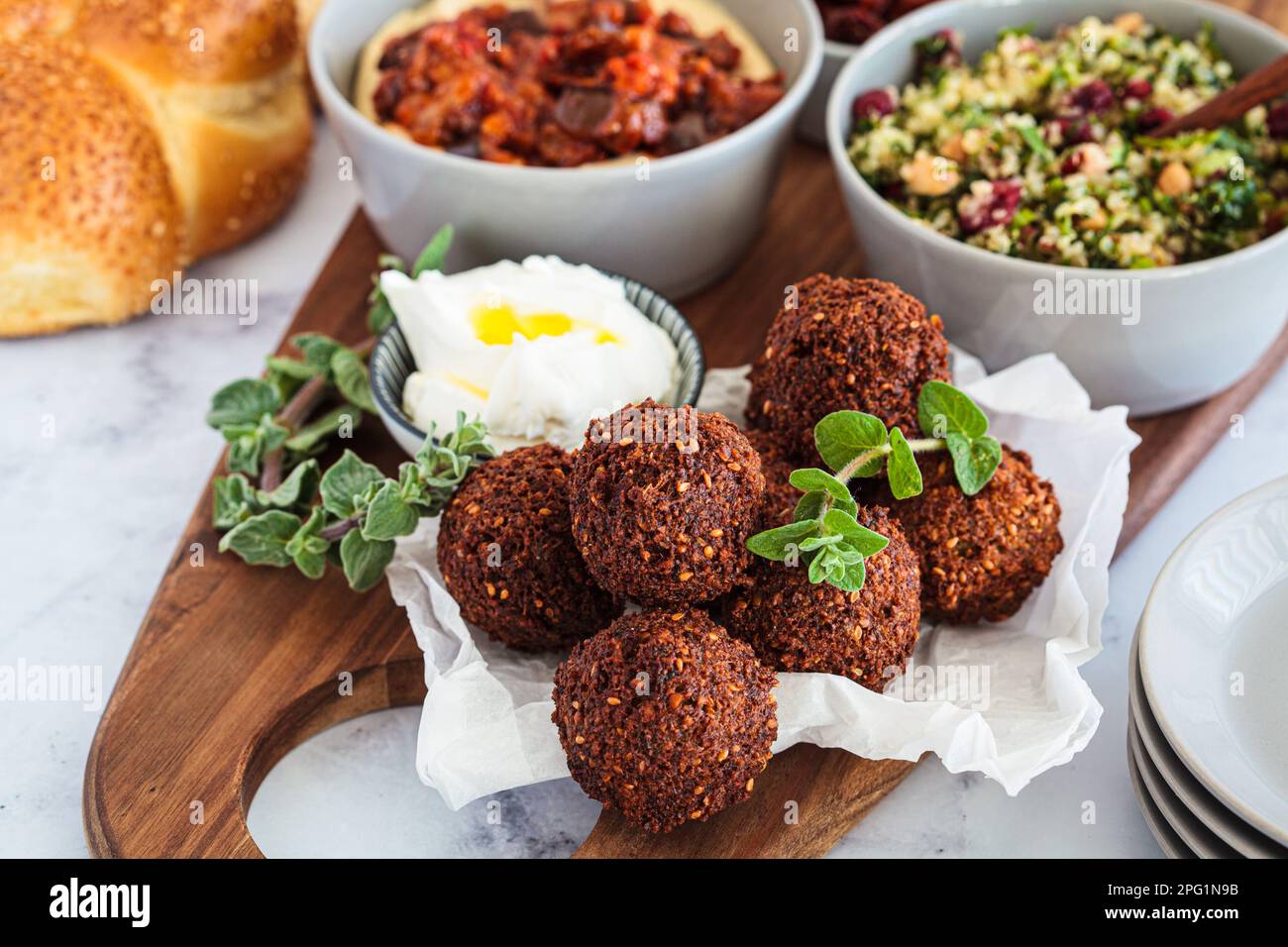 Falafel auf einem hölzernen Partypletter. Israelisches Lebensmittelkonzept. Stockfoto