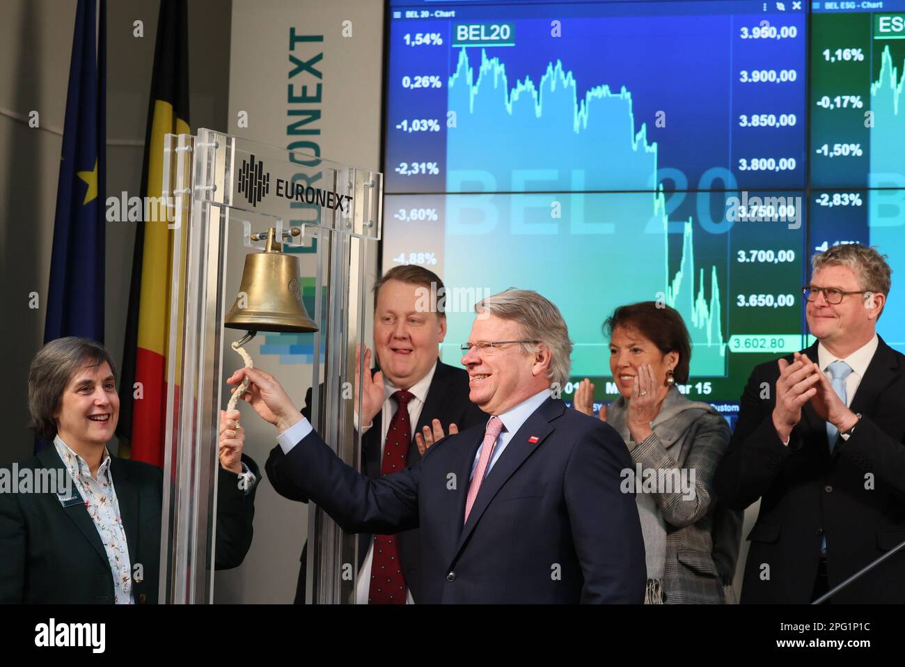 Melexis-Vorsitzende Francoise Chombar und Barco-Vorsitzender Frank Donck läuten die Glocke während der Glockenzeremonie der Brüsseler Euronext-Börse in Brüssel und heißen Melexis und Barco am Montag, den 20. März 2023, im Bel20-Index willkommen. BELGA FOTO BENOIT DOPPPAGNE Stockfoto