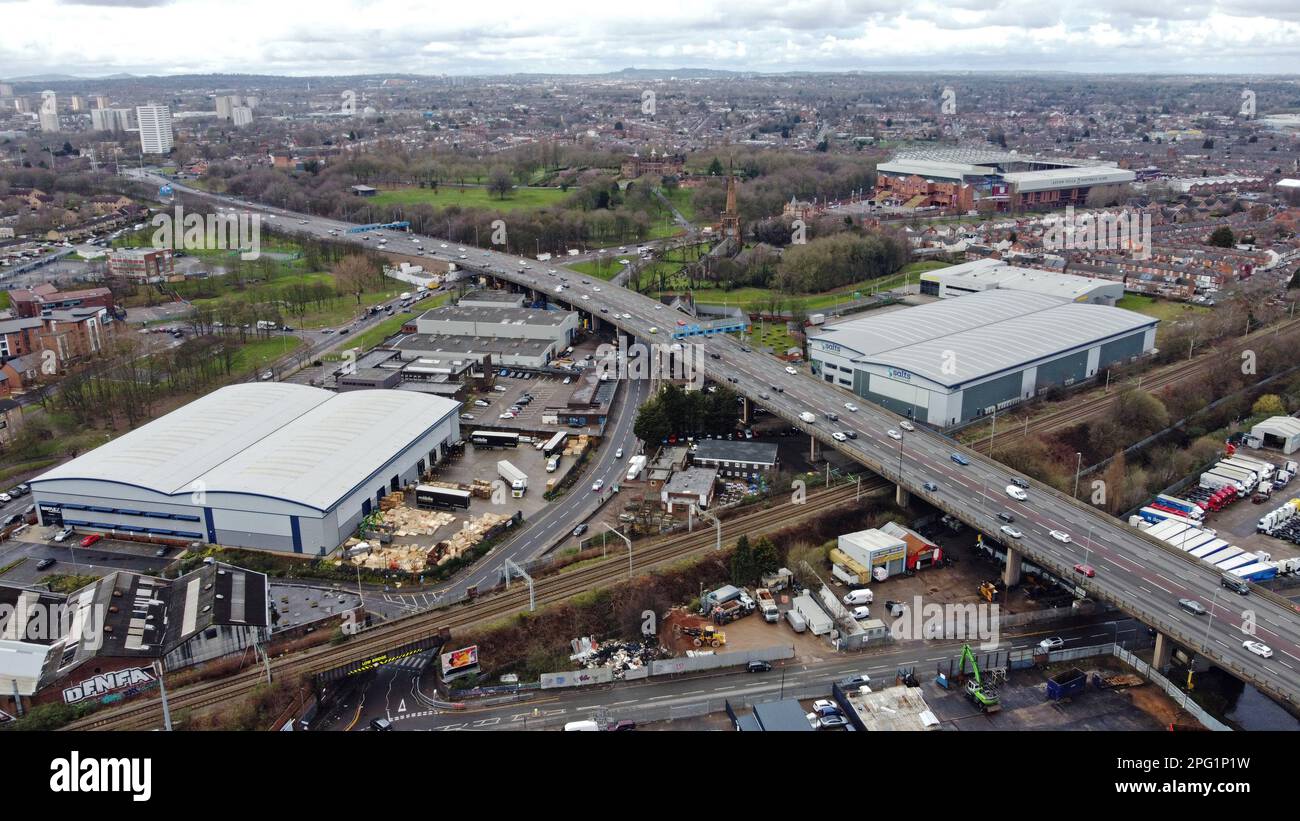 Birmingham, Großbritannien. 18. März 2023. Ein allgemeiner Blick auf den Villa Park und die Umgebung mit dem A38(M) im Vordergrund, vor dem Aston Villa gegen AFC Bournemouth EPL Match, in Villa Park, Birmingham, Großbritannien am 18. März 2023. Kredit: Paul Marriott/Alamy Live News Stockfoto