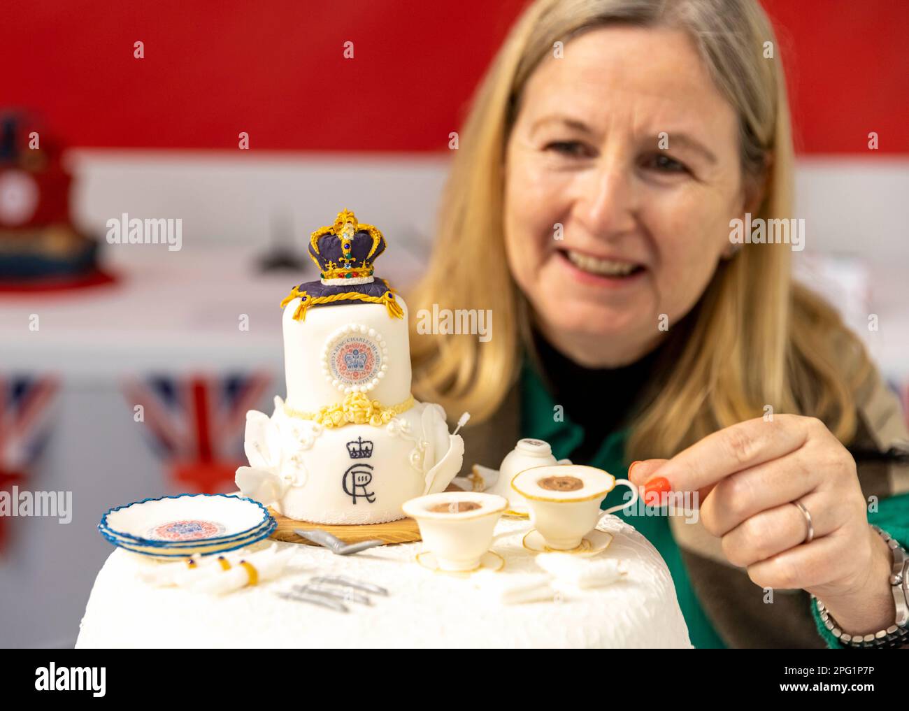 Bildshows: The Royal Tea Party cake by Laura Sloane Ideal Home Show 17.3.23 kingÕs Krönungskuchenvervollständigung Eintragungen, die zur Verfügung gestellt wurden Stockfoto