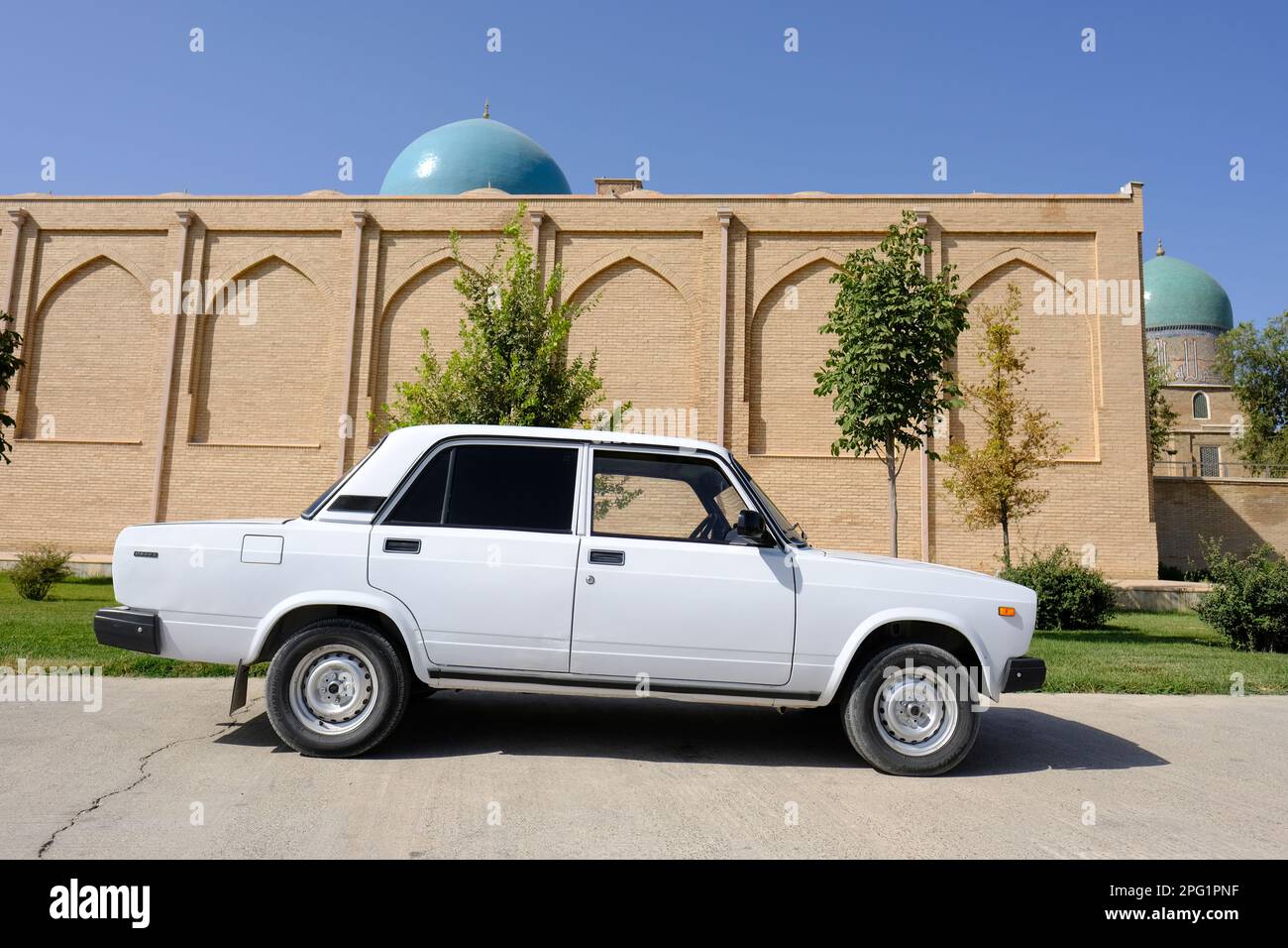 Im August 2022 parkte das russische Auto Lada 2107 in der Nähe einer Moschee in Usbekistan Stockfoto