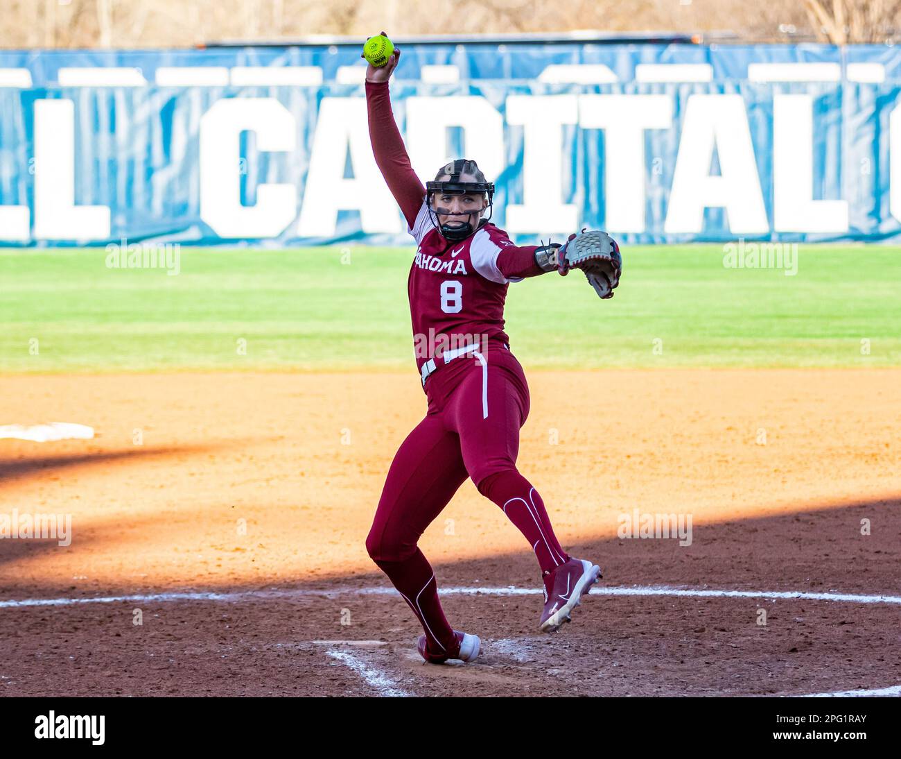 18. März 2023, Oklahoma City, Oklahoma, Vereinigte Staaten von Amerika: Alex Storako (8) von Oklahoma präsentiert während der Hall of Fame Classic am Samstag, 18. März 2023 im Softball Hall of Fame Stadium in Oklahoma City ein Pitch gegen die Weber State Wildcats. (Kreditbild: © Nicholas Rutledge/ZUMA Press Wire) NUR REDAKTIONELLE VERWENDUNG! Nicht für den kommerziellen GEBRAUCH! Stockfoto