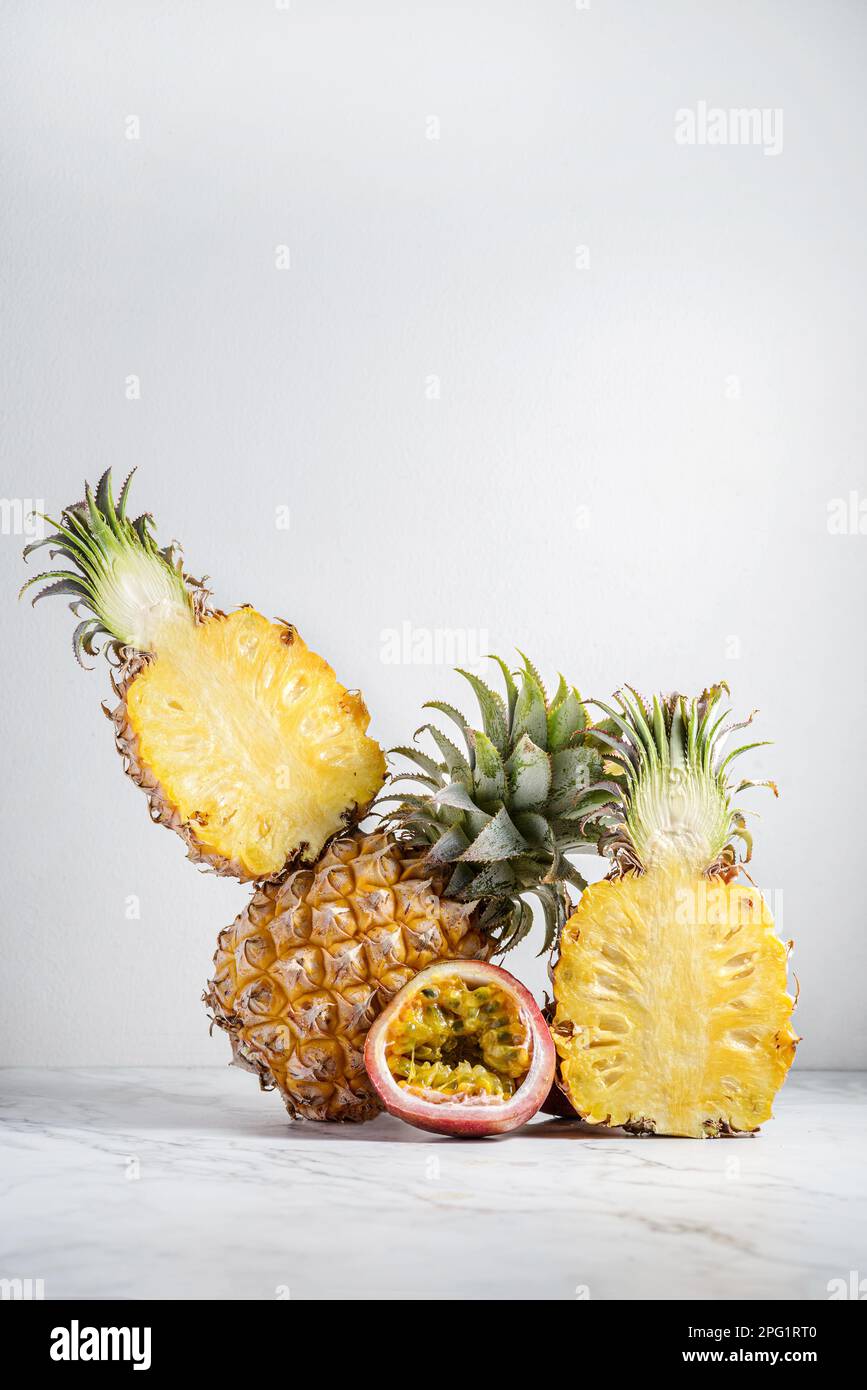 Zur Gleichgewichtsbildung von Ananas und Passionsfrüchten auf weißem Hintergrund. Hochwertiges Foto Stockfoto