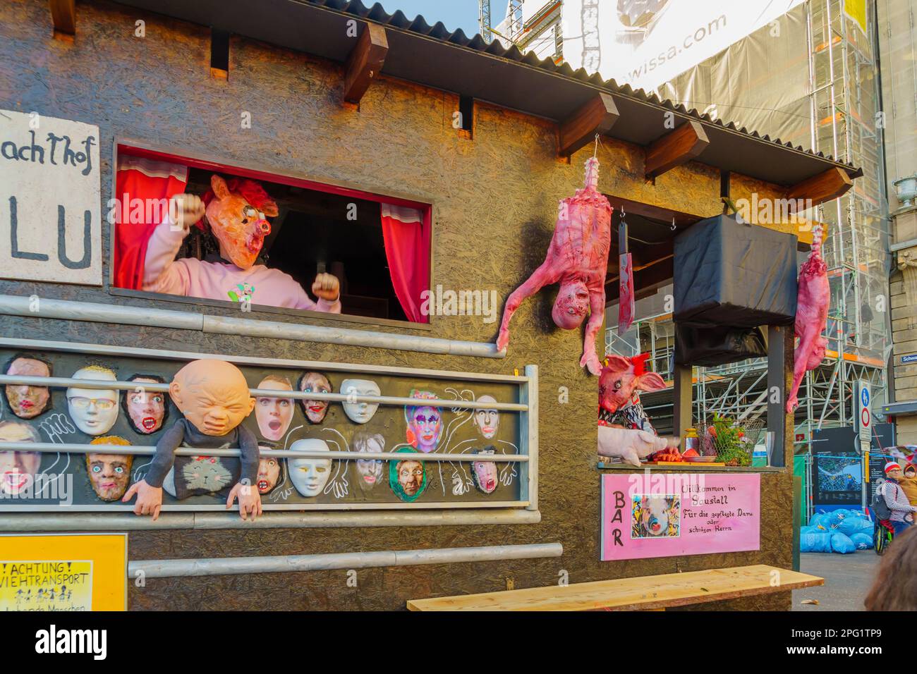 Luzern, Schweiz - 20. Februar 2023: Teilnehmer an Kostümausstellung Schweinefleischhändler, die Menschenfleisch verkaufen, Teil des Fasnacht-Karnevals, in Luzern (l Stockfoto