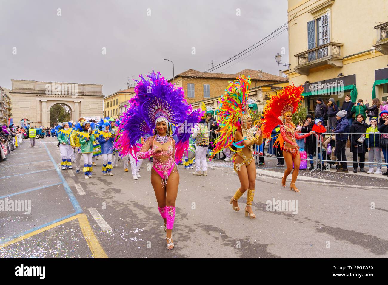 Crema, Italien - 26. Februar 2023: Karnevalsparade mit Tänzern in Kostümen und Menschenmenge in Crema, Lombardei, Norditalien Stockfoto
