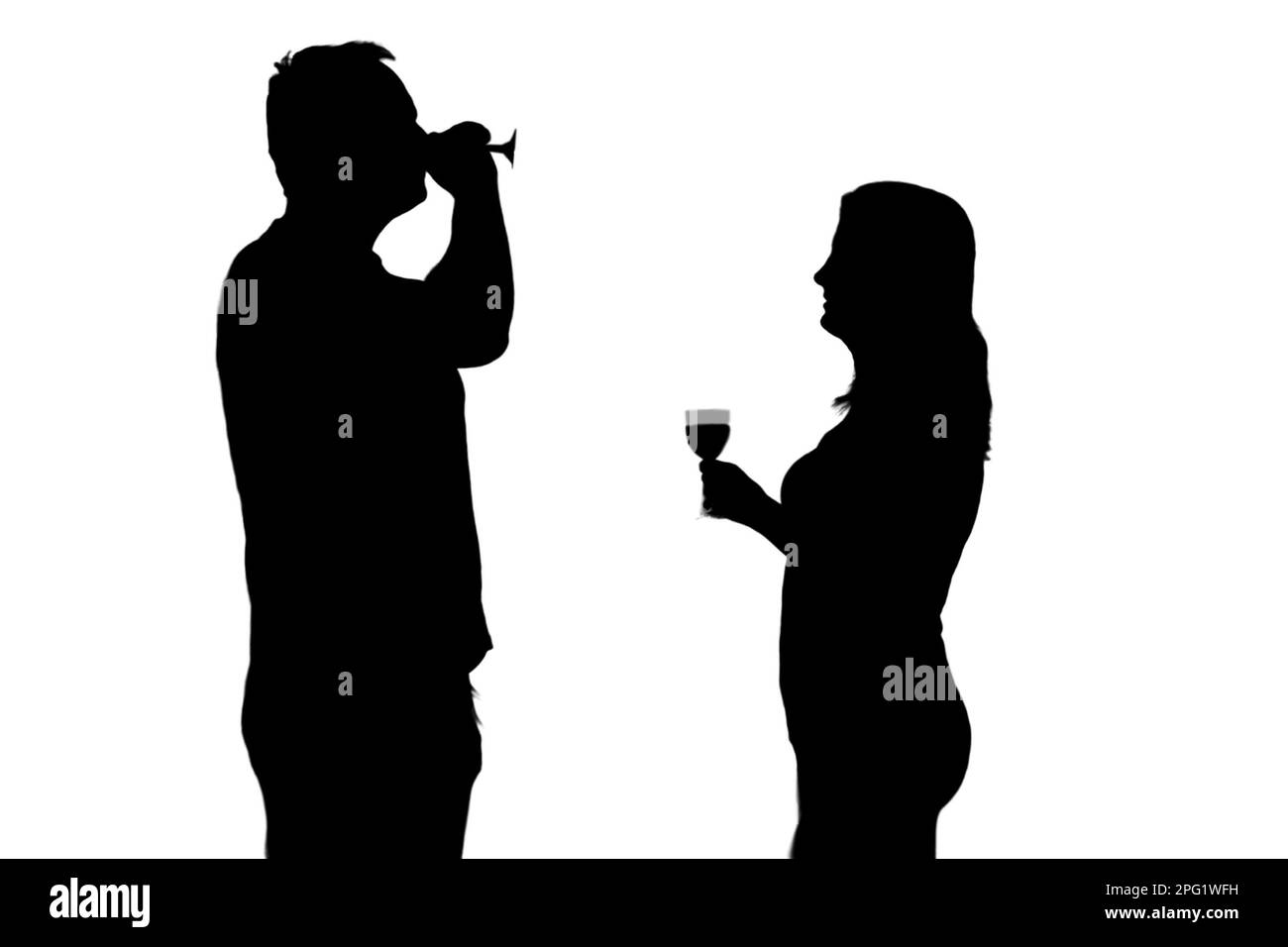 Silhouette eines Mannes und einer Frau, die Alkohol trinkt, isoliert auf weißem Hintergrund. Verheiratetes Paar, Mann und Frau, die abends Probleme mit dem Trinken haben Stockfoto