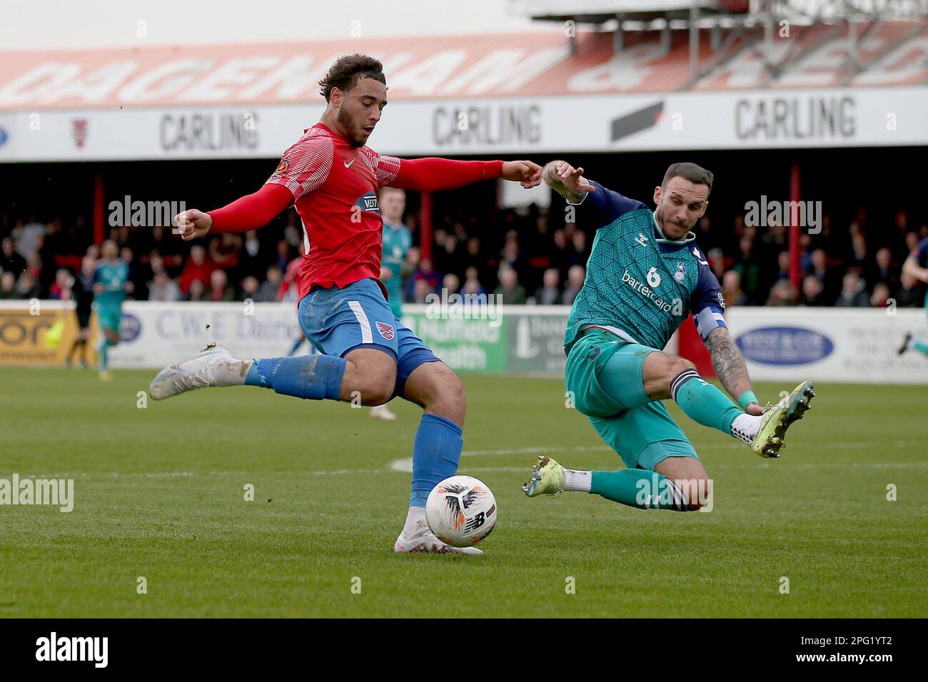 Jay Bird von Dagenham und Redbridge und Liam Hogan von Oldham Athletic während Dagenham & Redbridge gegen Oldham Athletic, Vanarama National League Football Stockfoto