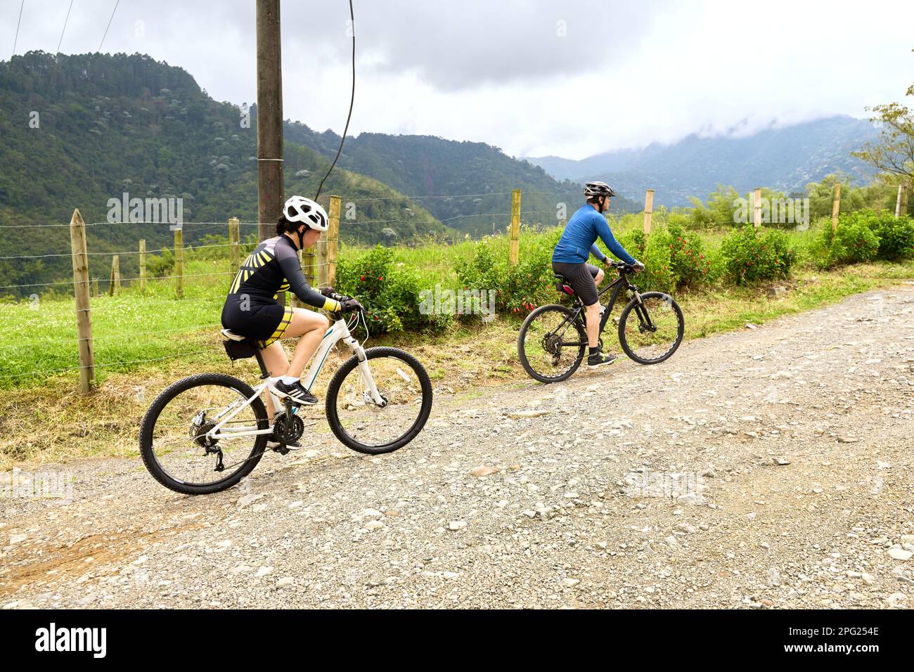 Junge Radfahrer versuchen, die hohen Berge zu erreichen. Stockfoto