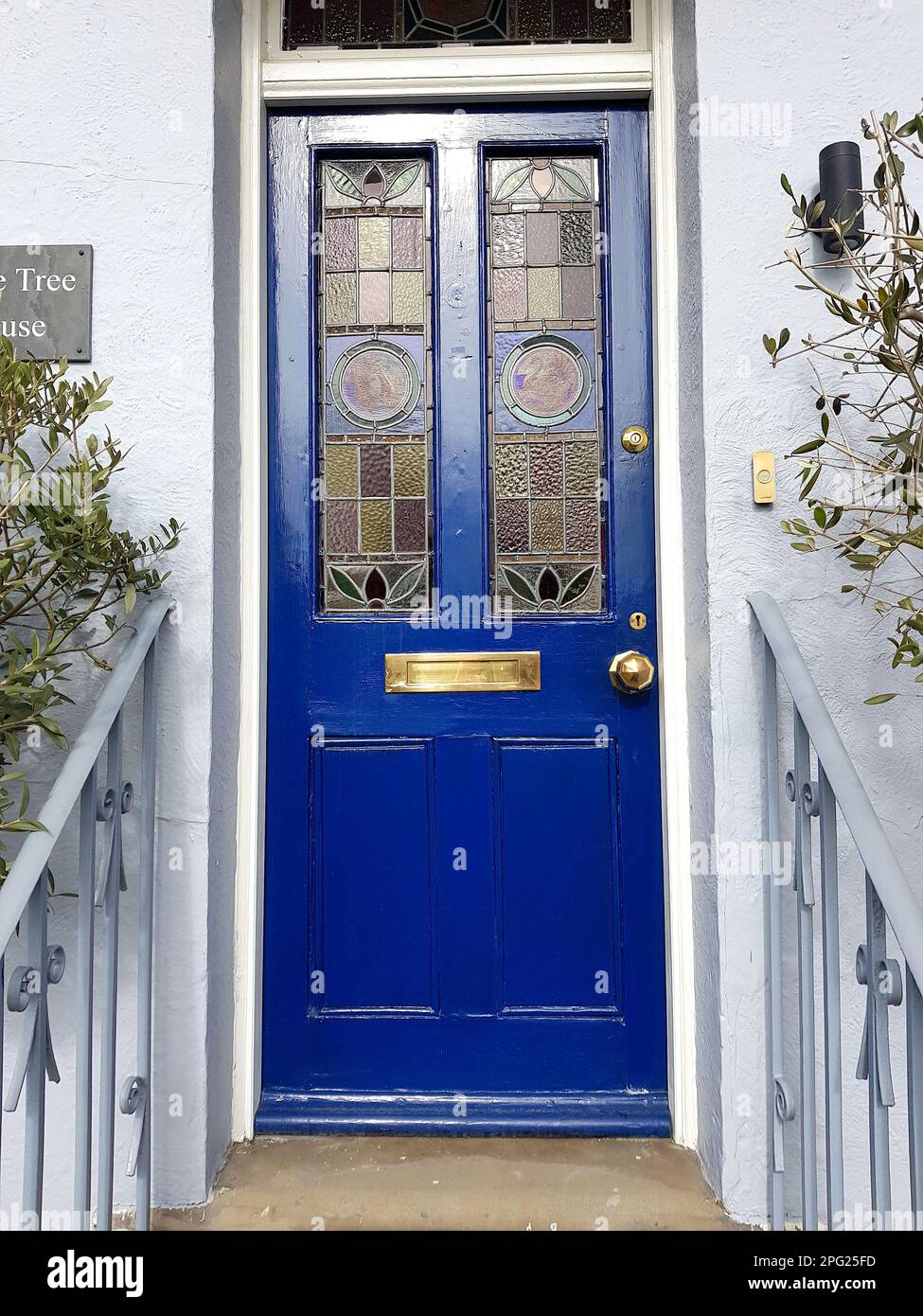 Detail einer traditionellen blau getäfelten Tür in Essex, Großbritannien. Stockfoto