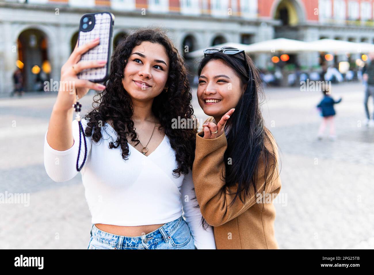 Bestandsfoto von glücklichen Freunden, die mit dem Handy fotografieren Stockfoto