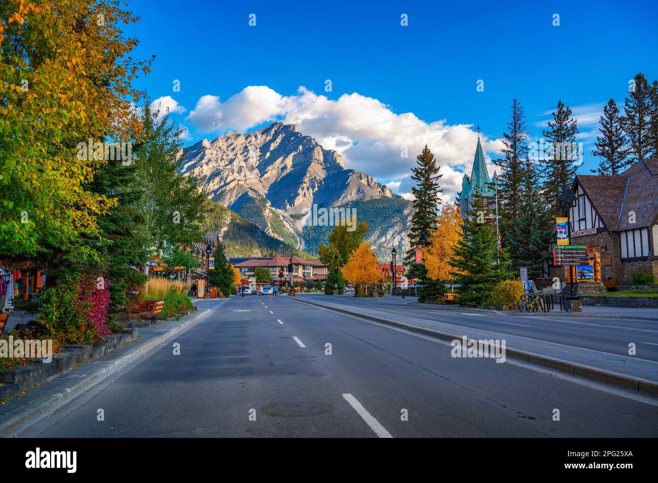Blick auf die Straße der berühmten Banff Avenue in Banff, Kanada Stockfoto