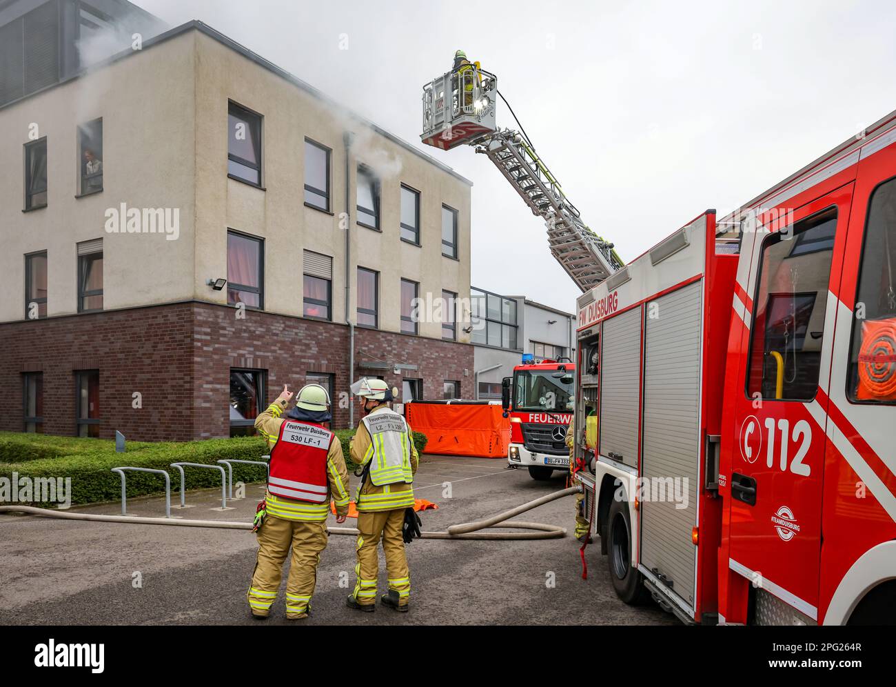 Duisburg, Nordrhein-Westfalen, Deutschland - Feuerwehrübung, Menschen werden aus einer brennenden Wohnung gerettet. Presseveranstaltung: Kanzler Olaf Scholz vi Stockfoto