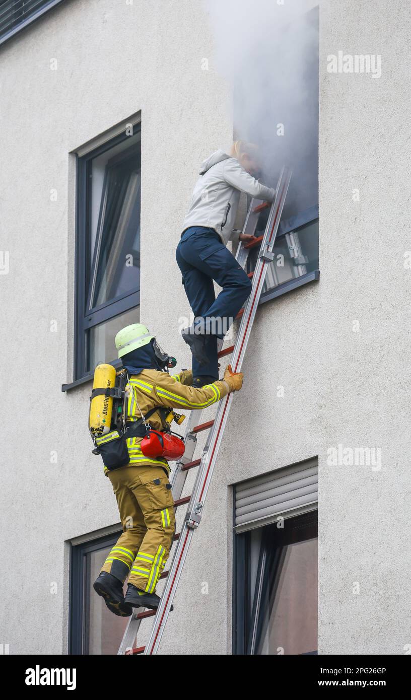 Duisburg, Nordrhein-Westfalen, Deutschland - Feuerwehrübung, Menschen werden aus einer brennenden Wohnung gerettet. Presseveranstaltung: Kanzler Olaf Scholz vi Stockfoto