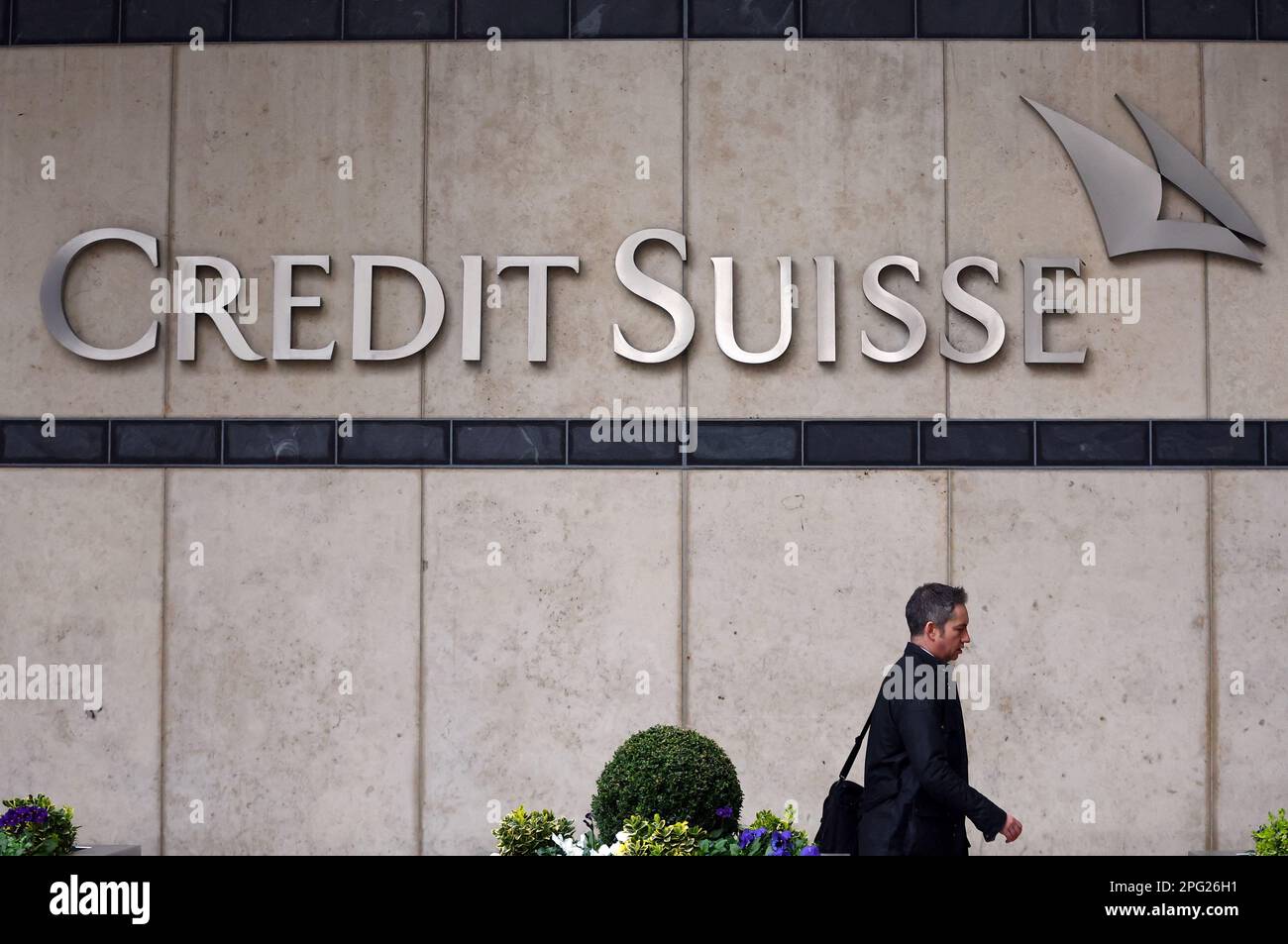 Eine Person geht am Credit Suisse Office in Canary Wharf in London, Großbritannien, am 20. März 2023 vorbei. REUTERS/Hannah McKay Stockfoto