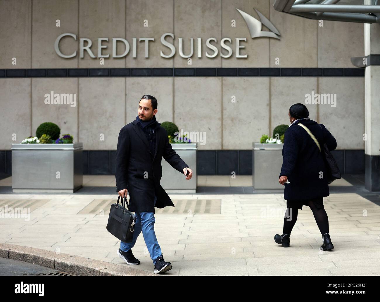 Menschen gehen am Credit Suisse Büro in Canary Wharf in London vorbei, 20. März 2023. REUTERS/Hannah McKay Stockfoto