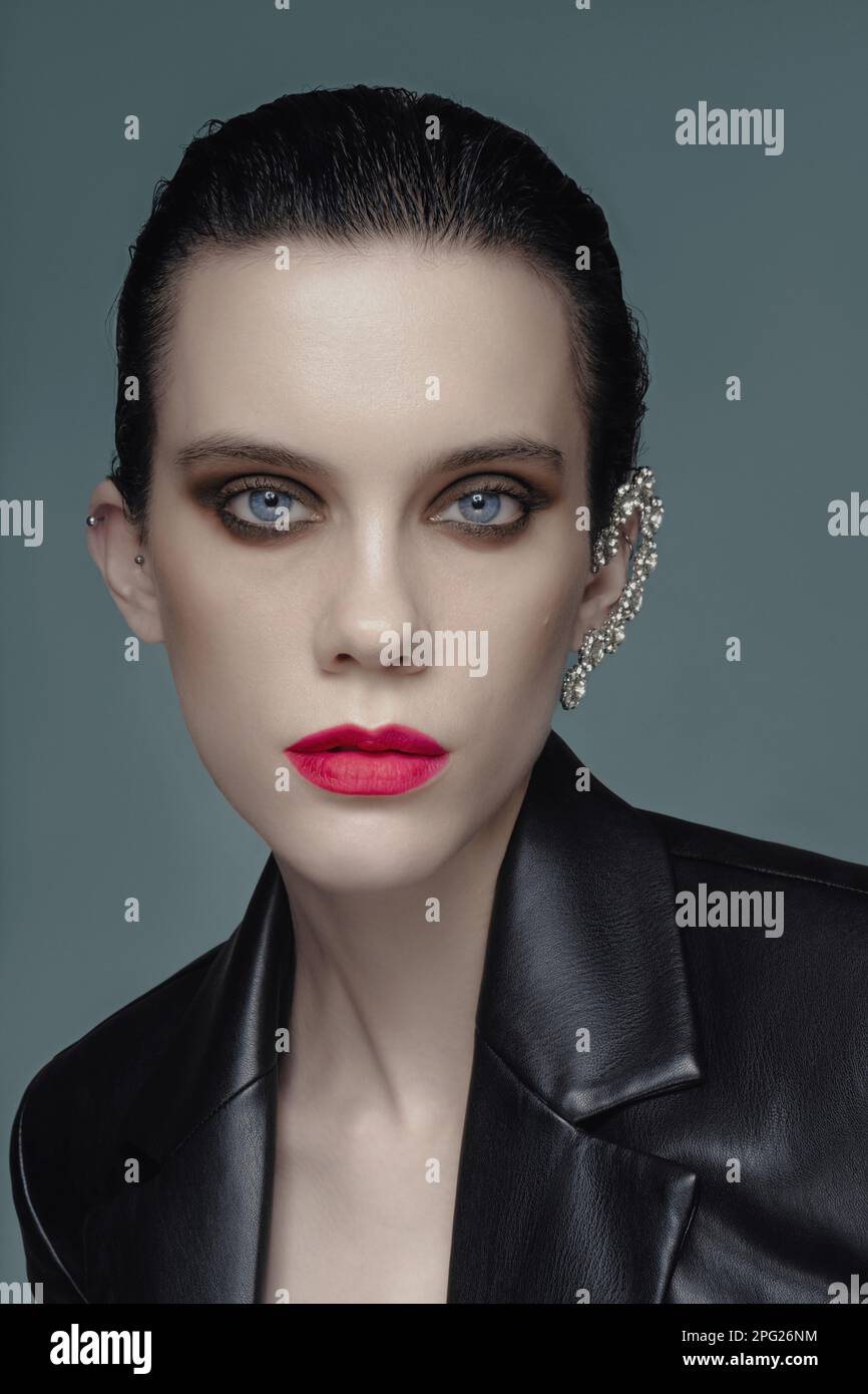 Schönheitsbild: Rosa Lippen und rauchige Augen Stockfoto