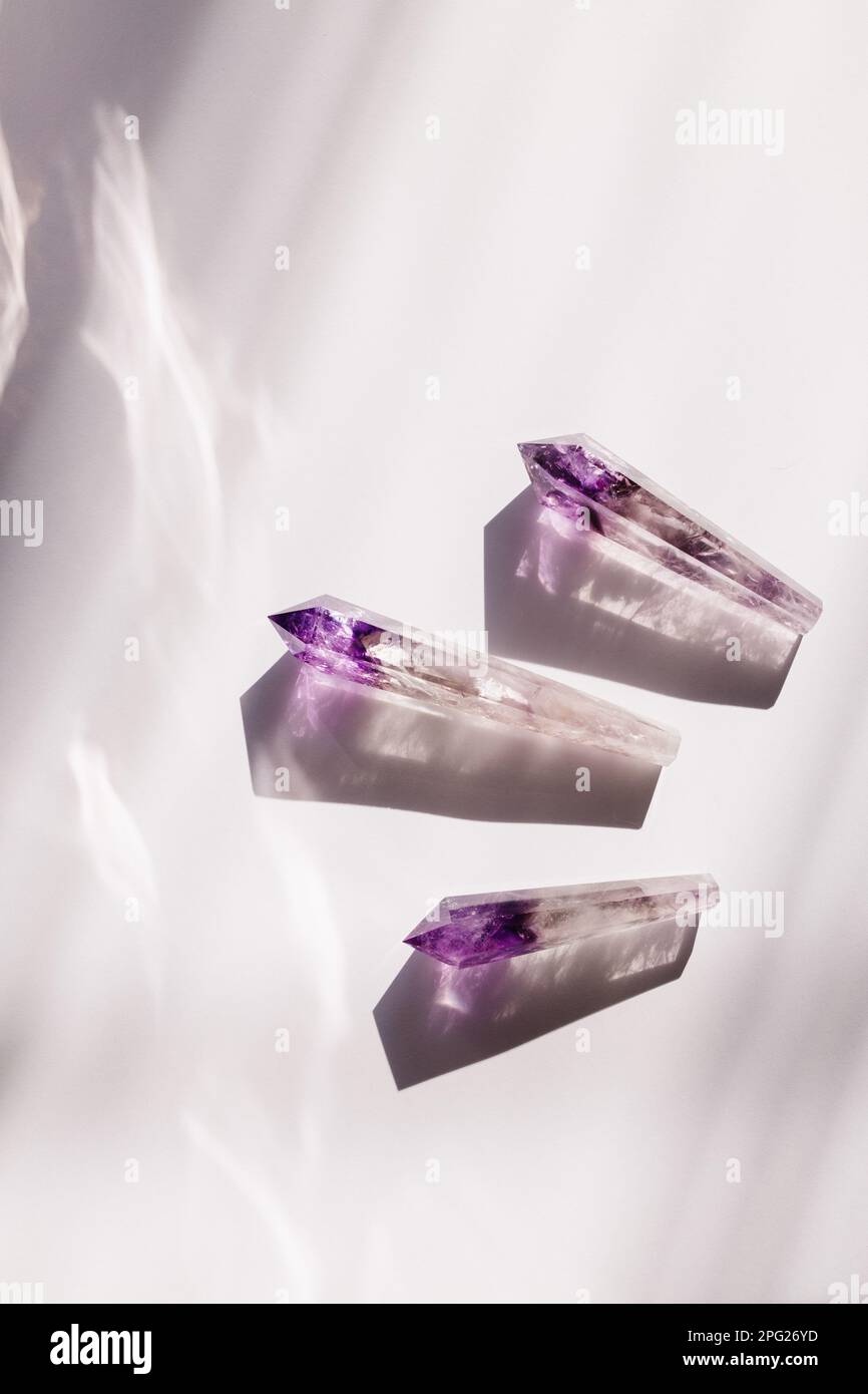 Violette und weiße mehrfarbige spitze Kristalle Stockfoto