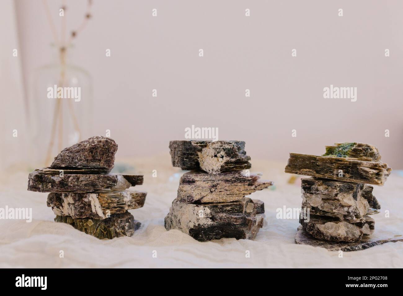Stapel flacher Kristallsteine mit Lavendel im Hintergrund Stockfoto