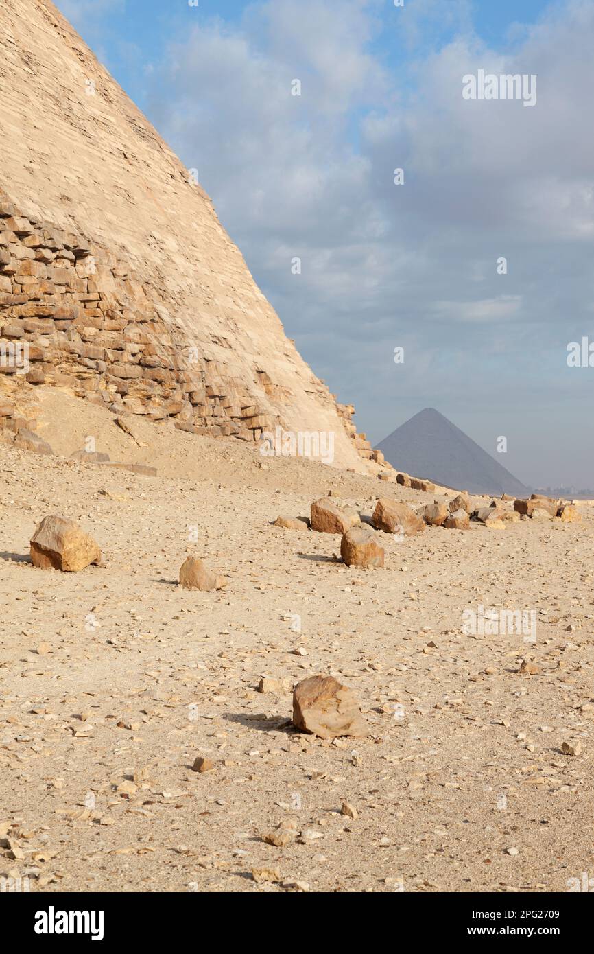 Ägypten, Dashur, die Pyramiden bei Dashur, Sneferus verbogene Pyramide mit Sneferus roter Pyramide in der Ferne. Stockfoto