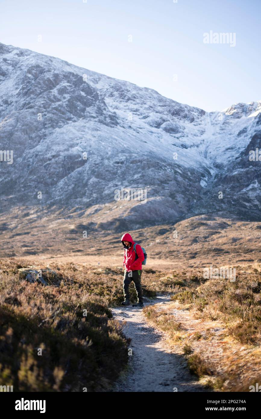 Alleinwanderer in den schottischen Highlands im Winter Stockfoto