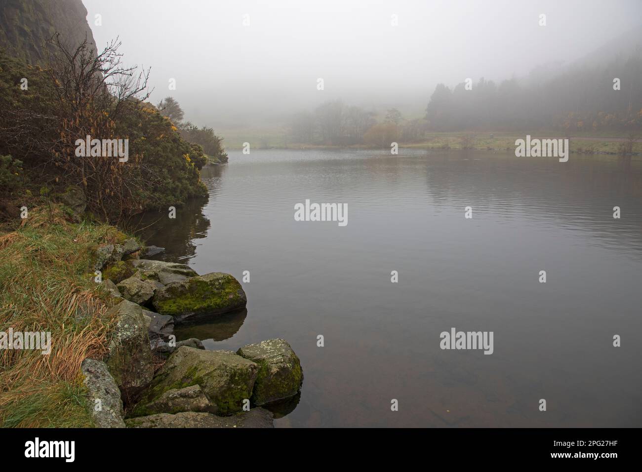 Holyrood Park, Edinburgh, Schottland, Großbritannien. 20. März 2023 Ein nebeliger Morgen an dem Tag, an dem die Tagundnachtgleiche direkt zwischen den Sonnenfinsternis stattfindet und den Beginn des Frühlings markiert, die Zeit, zu der die Sonne den Himmelsäquator kreuzt, wenn Tag und Nacht ungefähr gleich lang sind. Manche halten das Frühlings-Tagundnachtgleiche für ein Festival des Erwachen und der Wiedergeburt, wenn alles zum Leben erwacht. Die Natur wacht auf und wird wiedergeboren. Abbildung: Dunsapie Loch. Arthurs Sitz sollte im Hintergrund sichtbar sein. Kredit: Archwhite/alamy Live News. Stockfoto