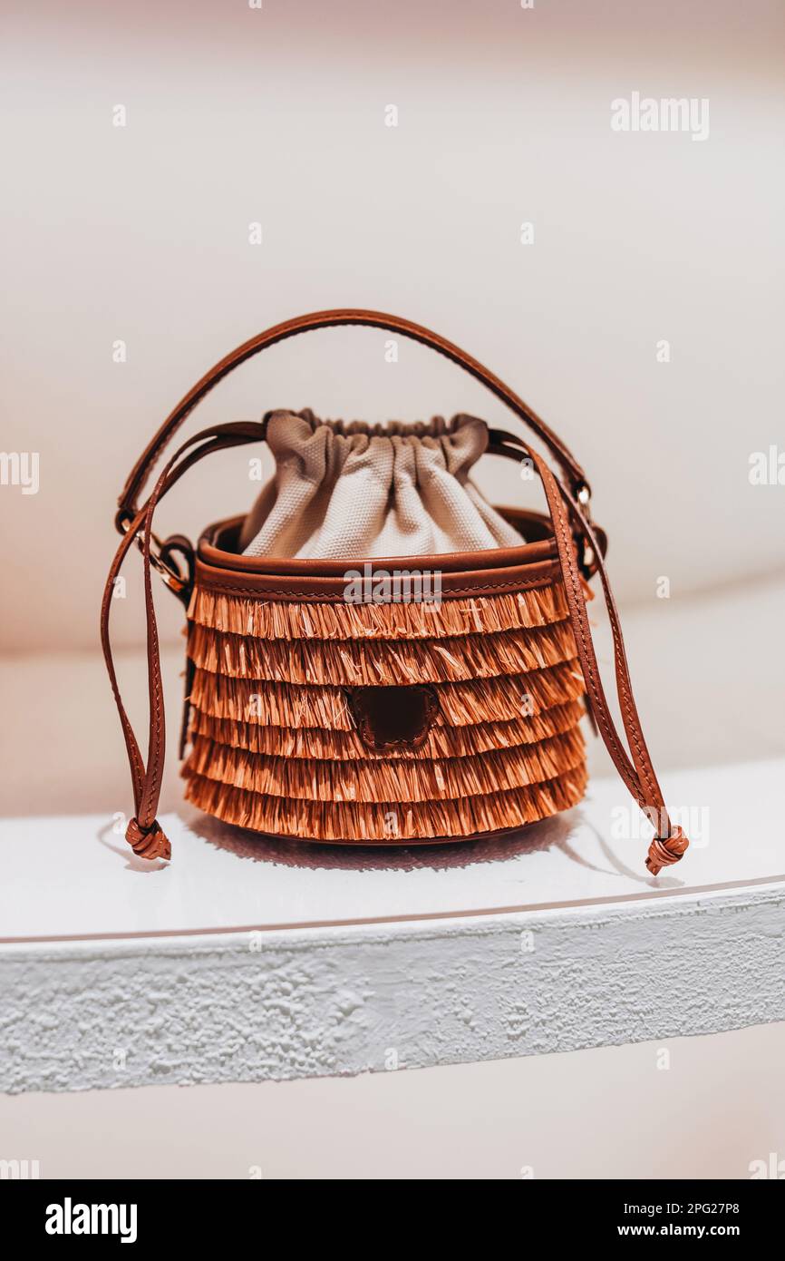 Sommer winzige braune Damenhandtasche auf einem Stand. Modische Accessoires Stockfoto