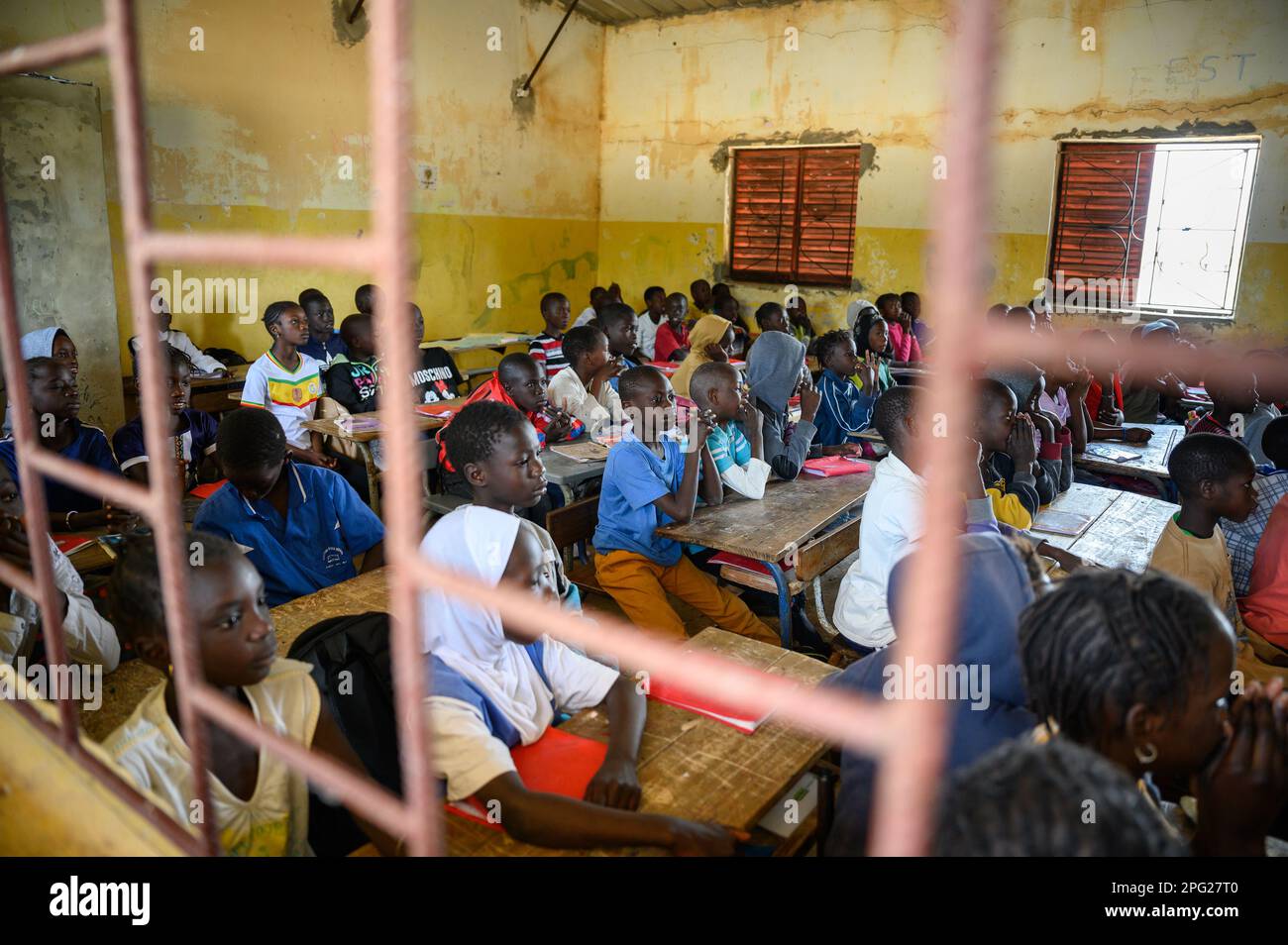 Afrikanische Kinder, die an ihren Schreibtischen in einem Klassenzimmer in einer Grundschule sitzen Stockfoto
