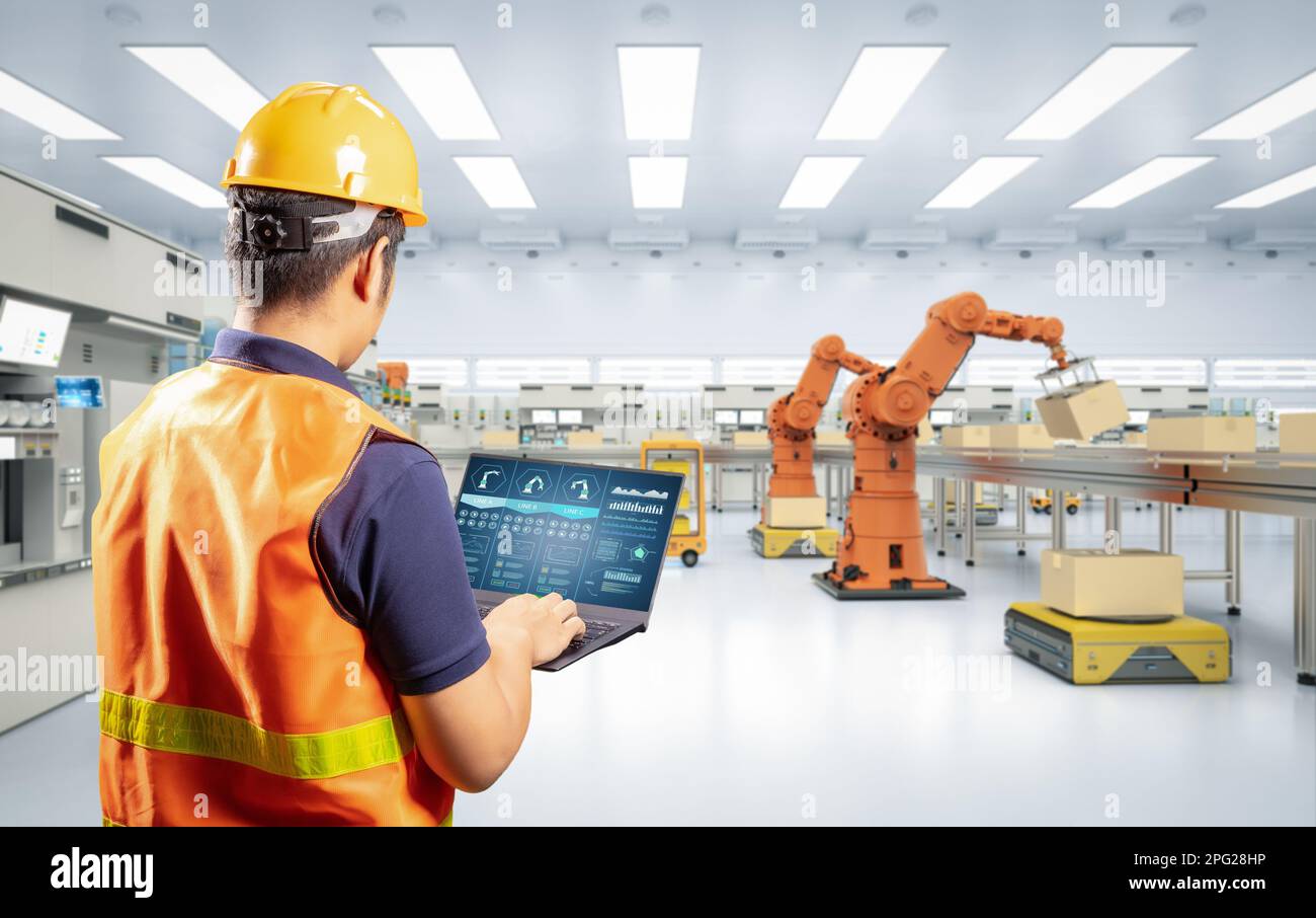 Techniker oder Ingenieure arbeiten mit Roboterarmen im Werk Stockfoto