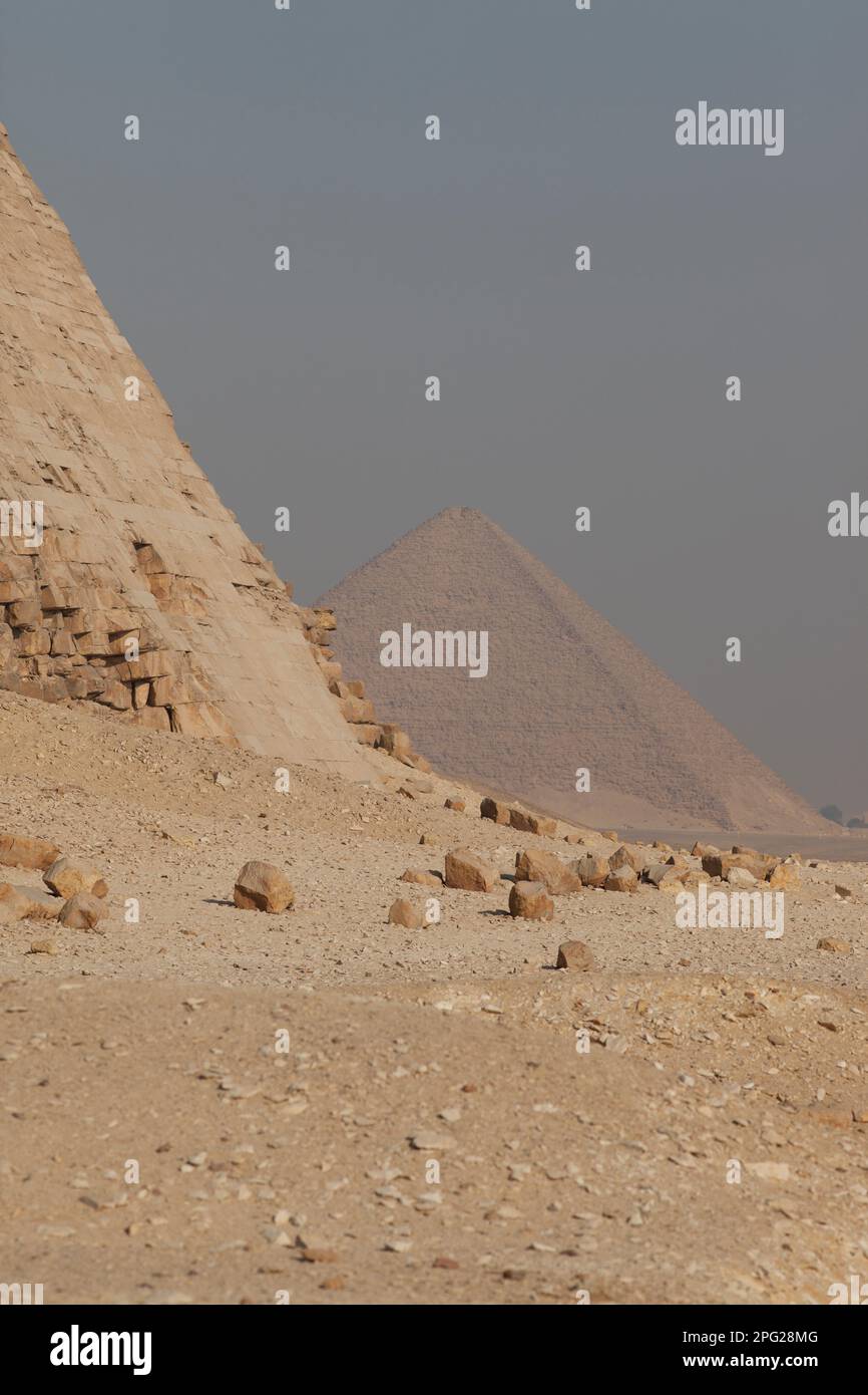 Ägypten, Dashur, Sneferus verbogene Pyramide, mit Sneferus roter Pyramide in der Ferne. Stockfoto