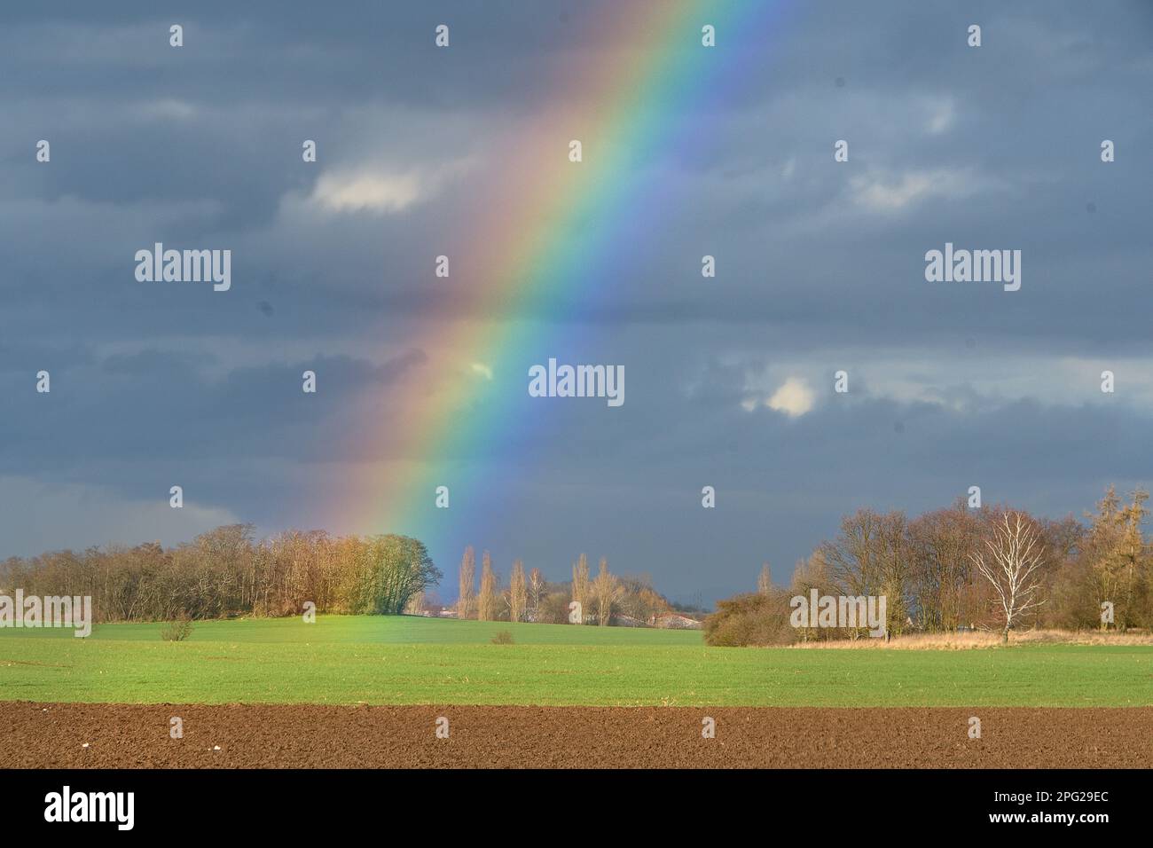 Ein Regenbogen in der Nähe des Dorfes Debrno mit Blick auf Kralupy nad Vltavou, Tschechische Republik, am 14. März 2023. (CTK Photo/Malina Petr) Stockfoto