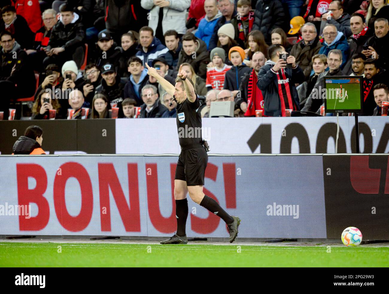 Schiedsrichter Tobias STIELER gibt nach dem Video-Beweis Elfmeter, Geste, Geste, Fußball 1. Bundesliga, 25. Spieltag, Bayer 04 Leverkusen (LEV) - FC Bayern München (M) 2: 1, am 19. März 2023 in Leverkusen. #DFL-Vorschriften verbieten die Verwendung von Fotografien als Bildsequenzen und/oder quasi-Video # Stockfoto