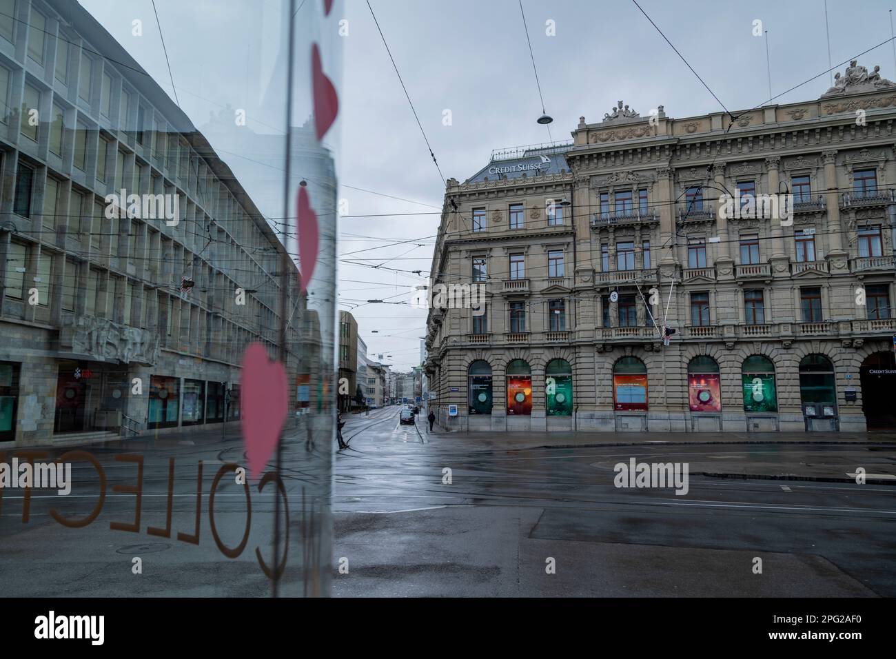 UBS-Hauptsitz neben Credit Suisse und Straßenbahn am Paradeplatz