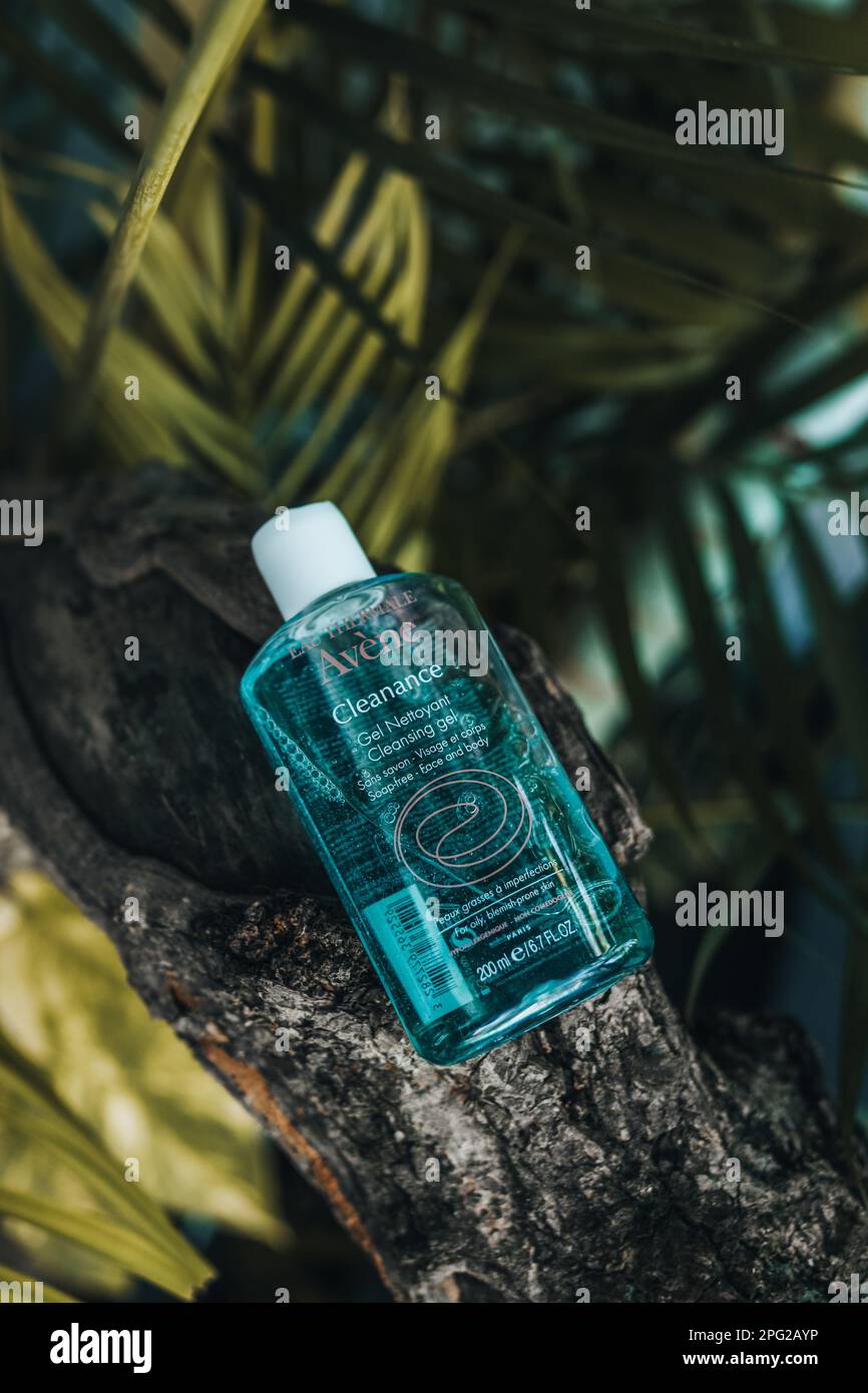 Avene Cleanance Gesichtswaschgel auf dem Hintergrund von natürlichem Holz und tropischen Palmen Stockfoto