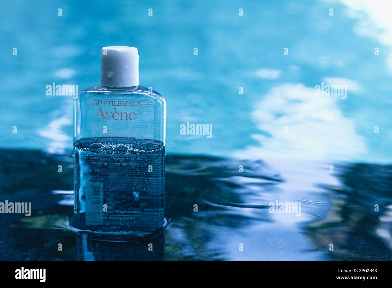 Avene Cleanance Gesichtswaschgel in blauem, klarem Wasser. Pflegekosmetik Stockfoto