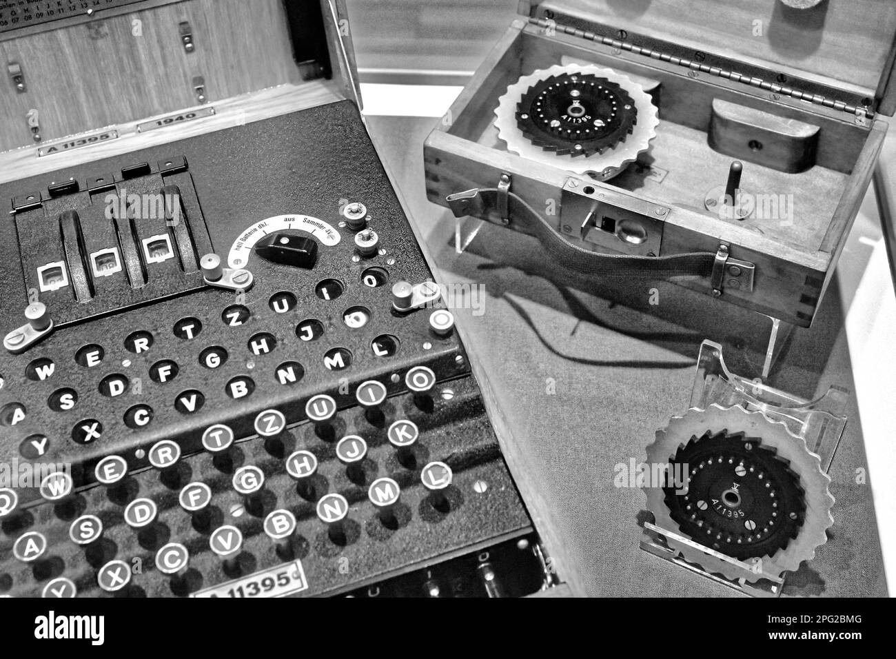 Enigma 1940 WWII deutscher Kodiermaschine A11395 mit Rädern im Discovery Museum Newcastle Stockfoto
